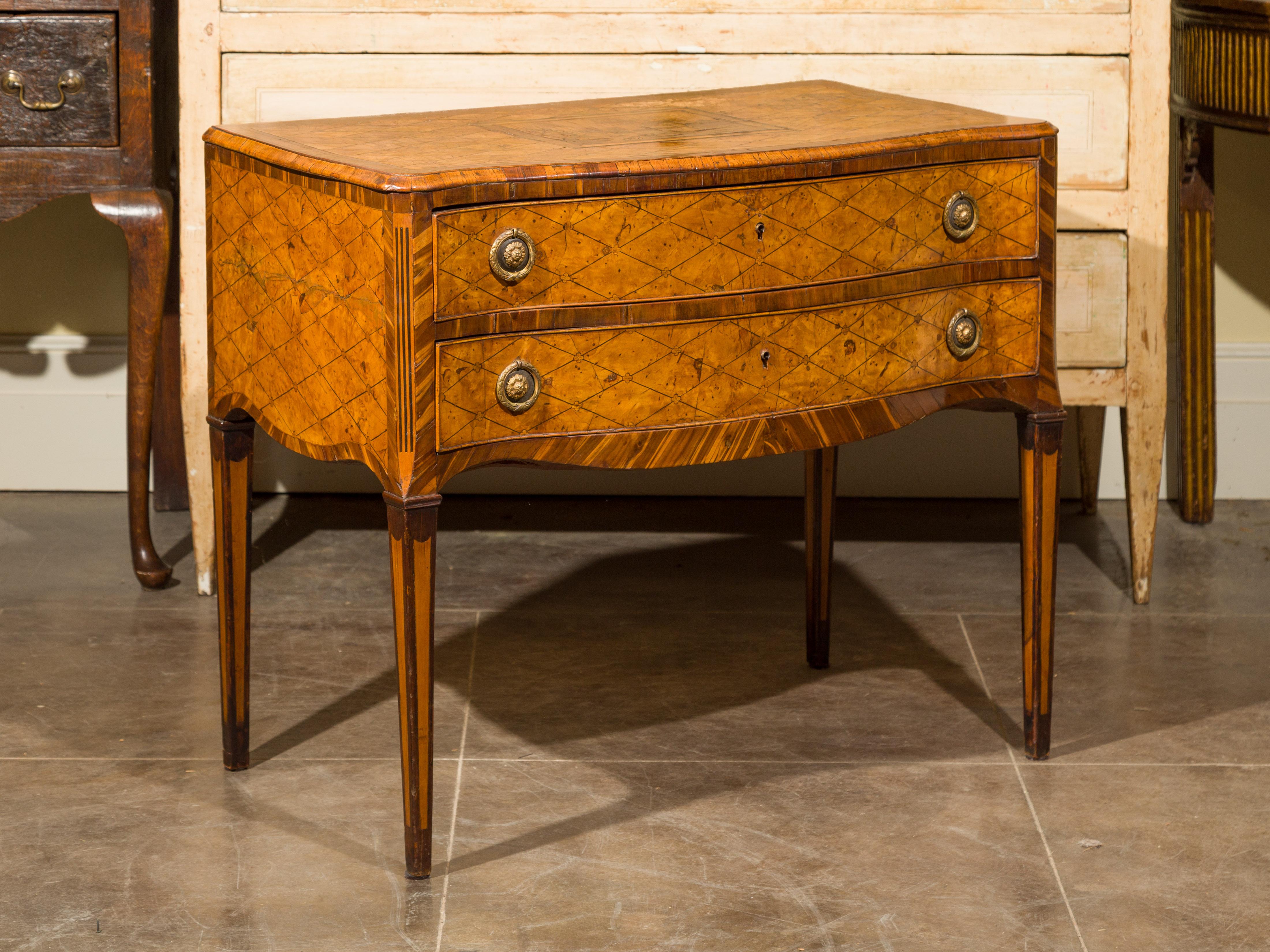 Arqueta italiana del siglo XVIII con tapa de marquetería, dos cajones y frente serpentino Marquetería en venta
