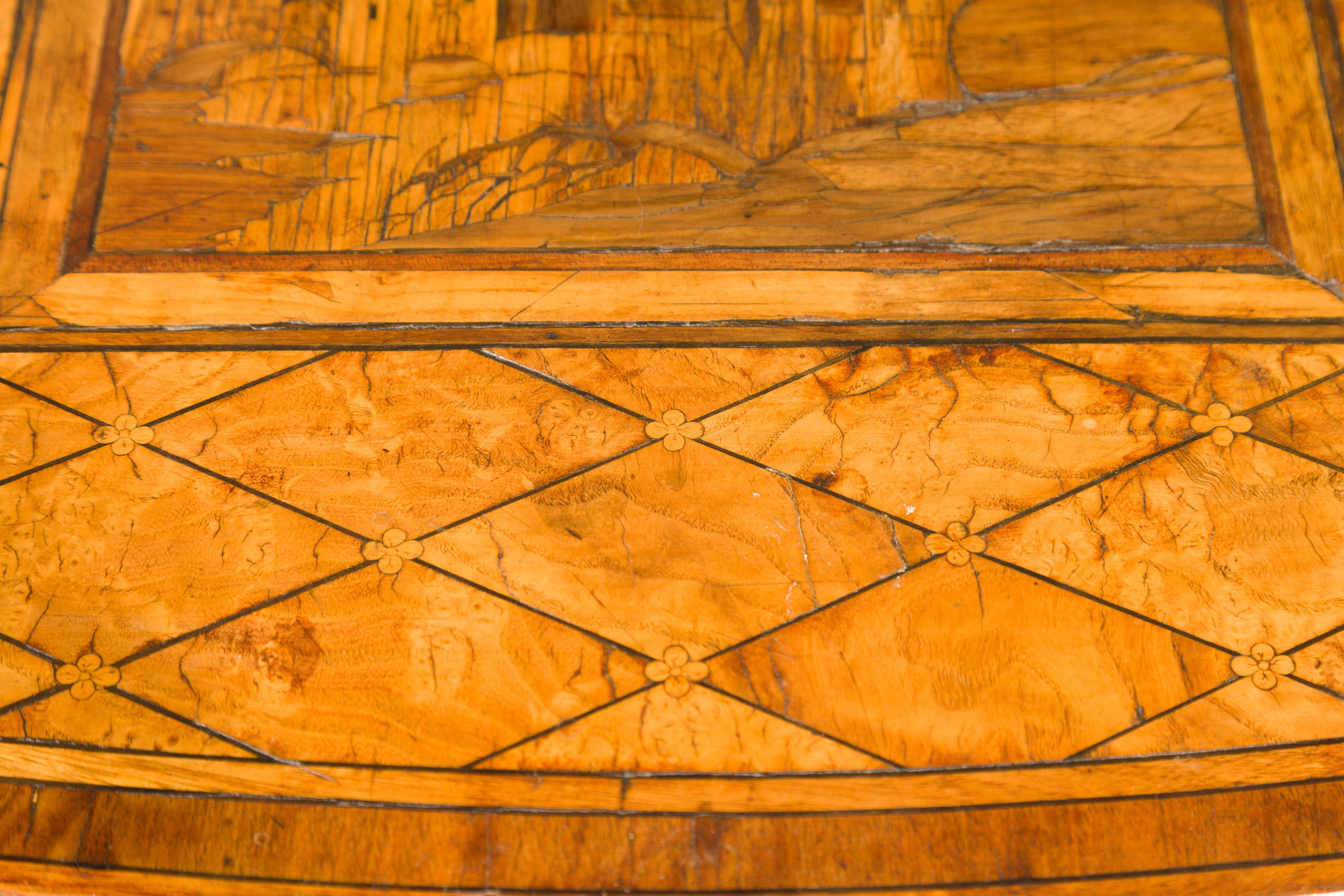 Arqueta italiana del siglo XVIII con tapa de marquetería, dos cajones y frente serpentino en venta 2