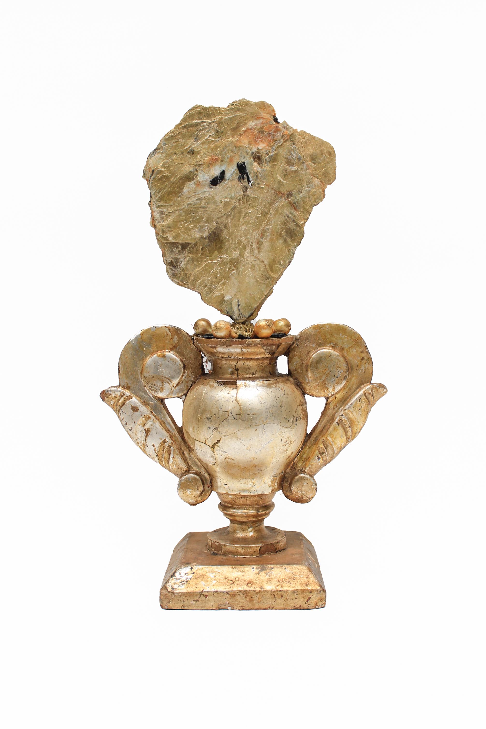 Sculptural vase de la Mecque italien du 18ème siècle monté avec du mica et de la tourmaline et orné de perles baroques de forme naturelle. Les perles de mica et de baroque se coordonnent parfaitement avec la couleur du vase de la feuille de la
