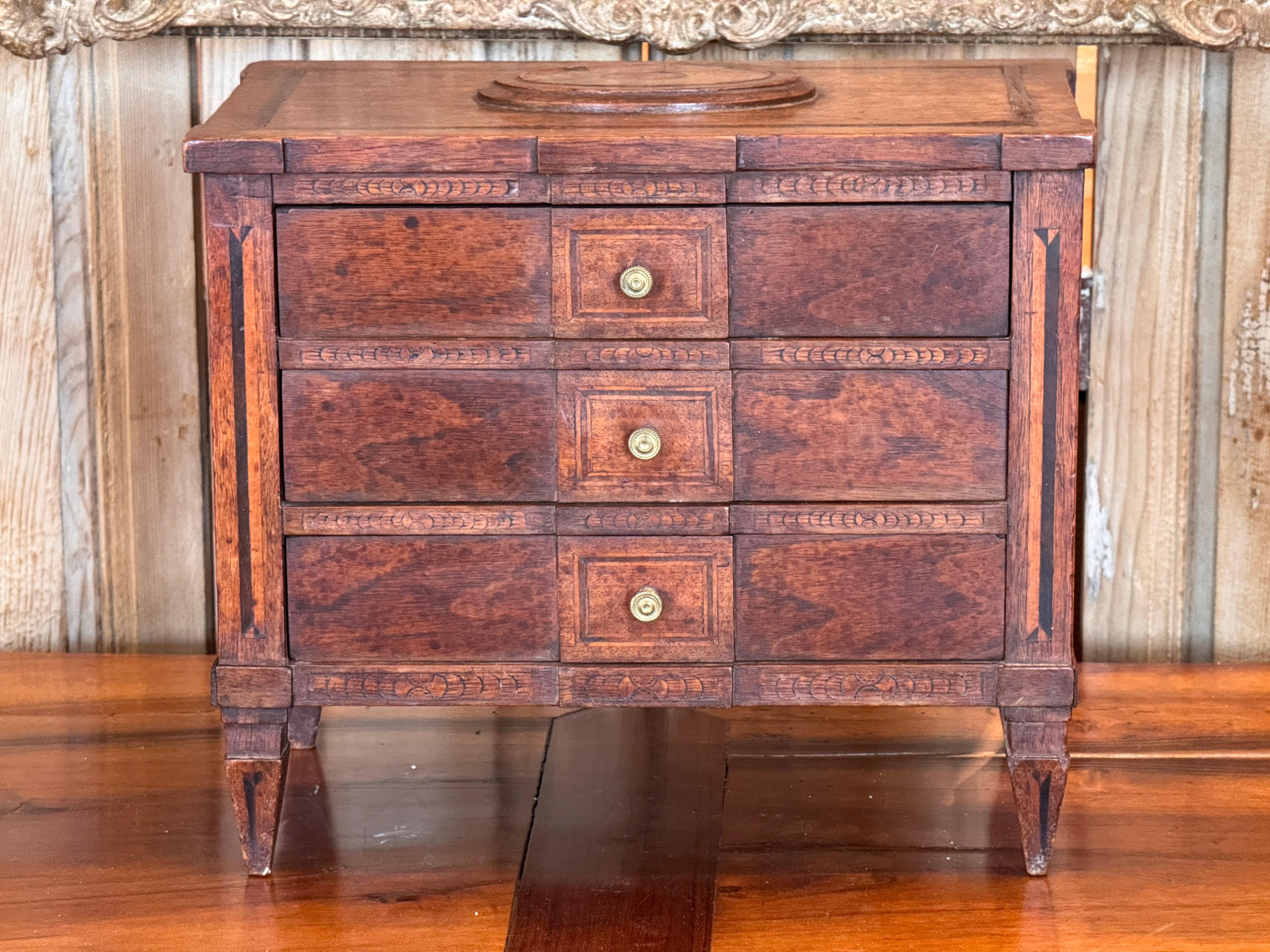 Italiano Commodo italiano in miniatura del XVIII secolo in vendita