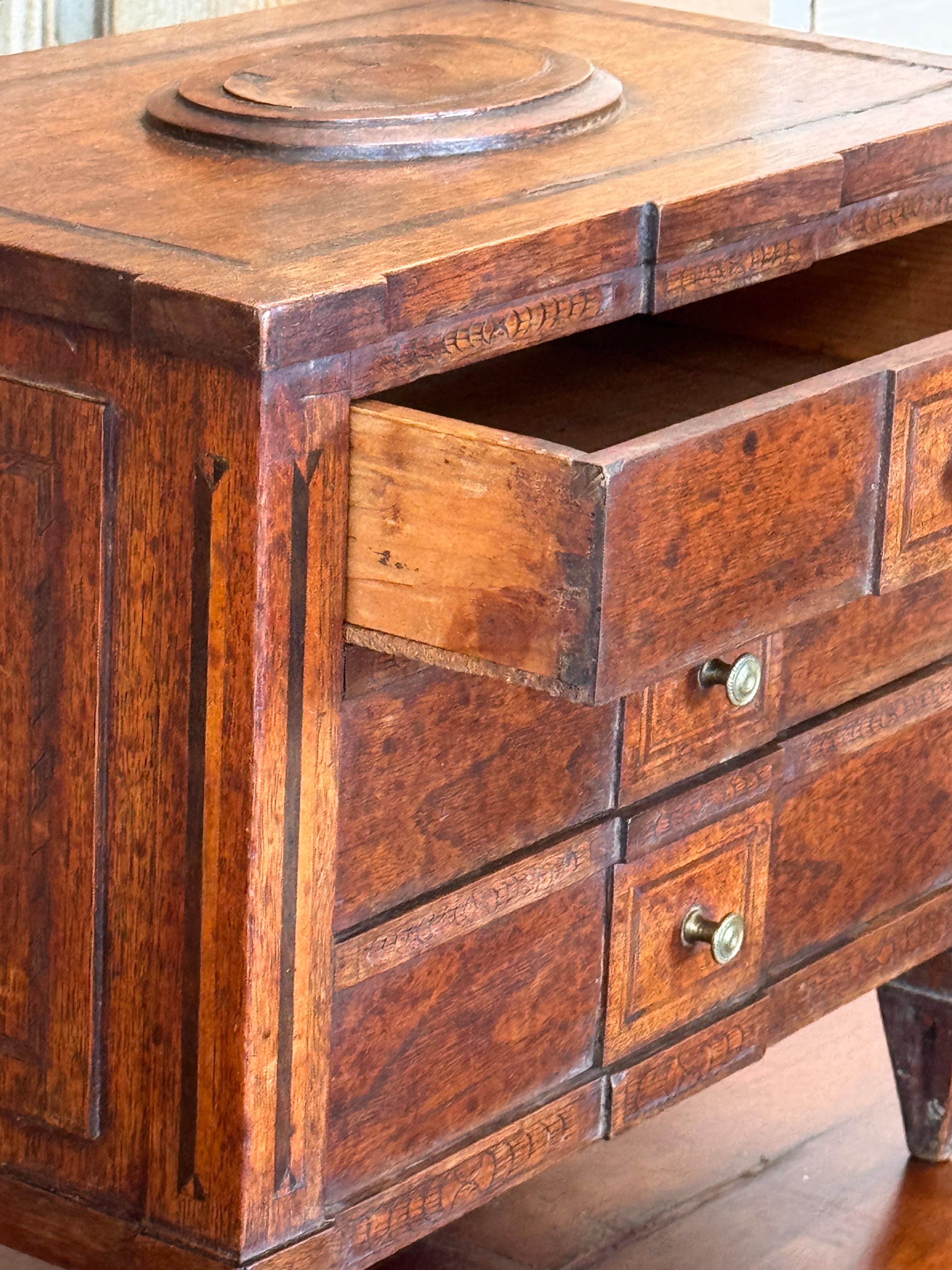 Commodo italiano in miniatura del XVIII secolo In condizioni buone in vendita a Charlottesville, VA