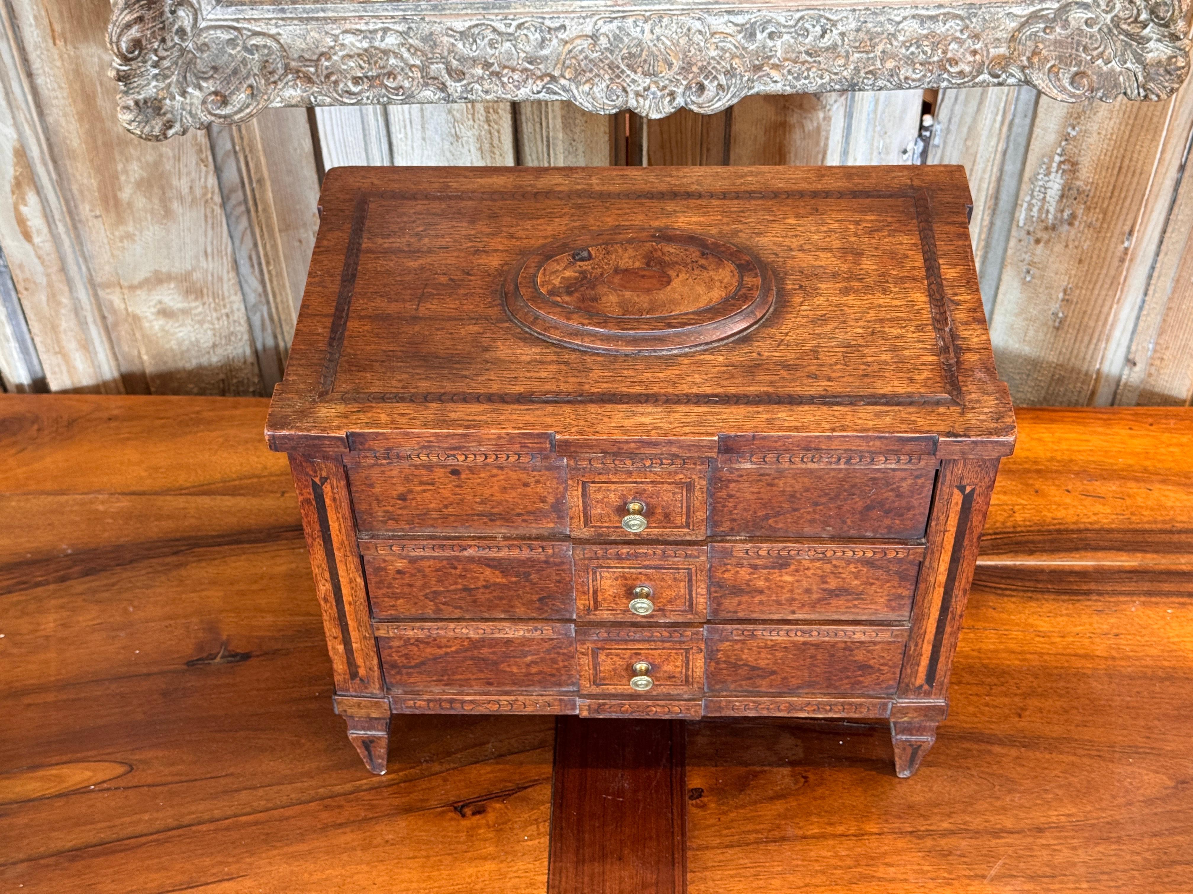 XIX secolo Commodo italiano in miniatura del XVIII secolo in vendita