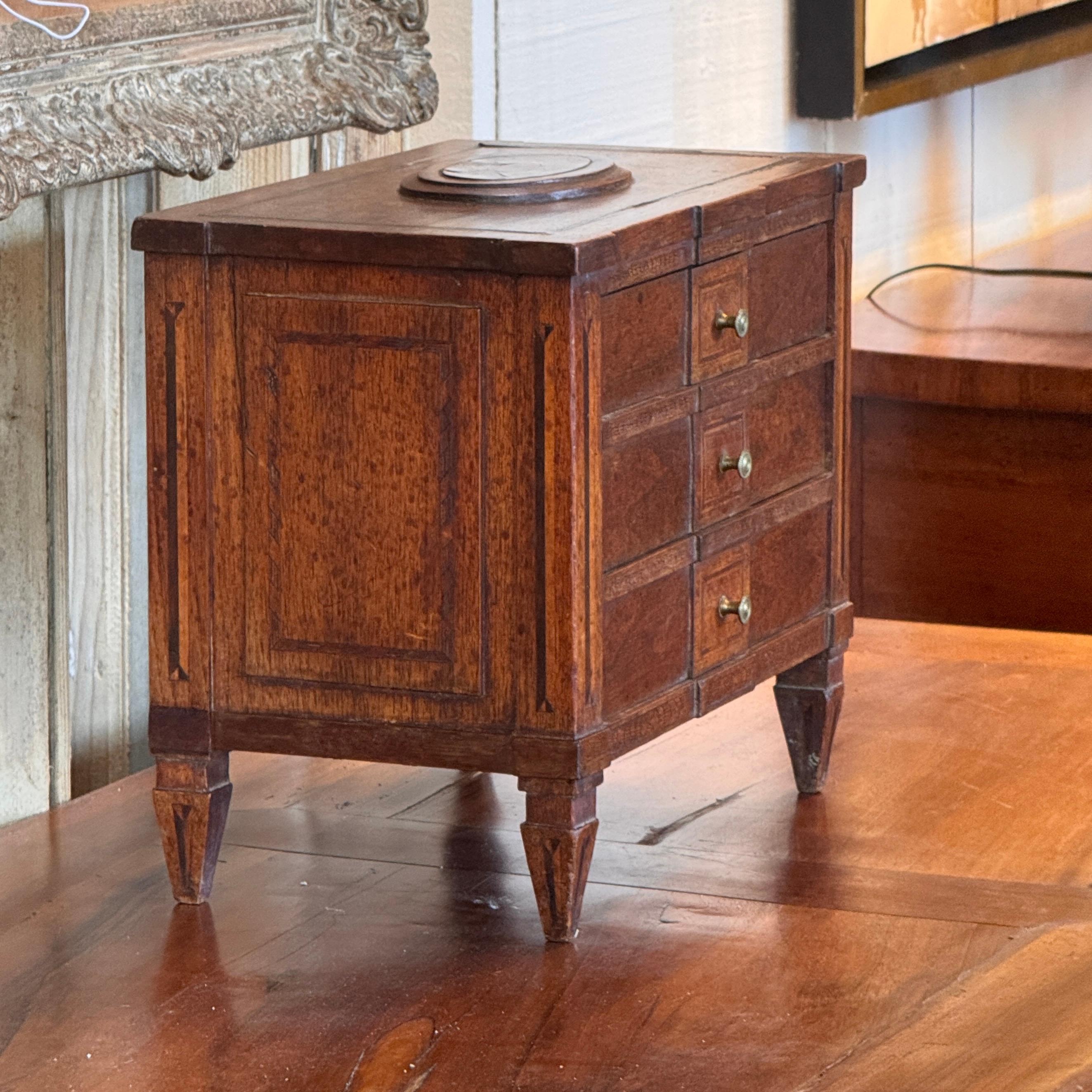 Legno Commodo italiano in miniatura del XVIII secolo in vendita