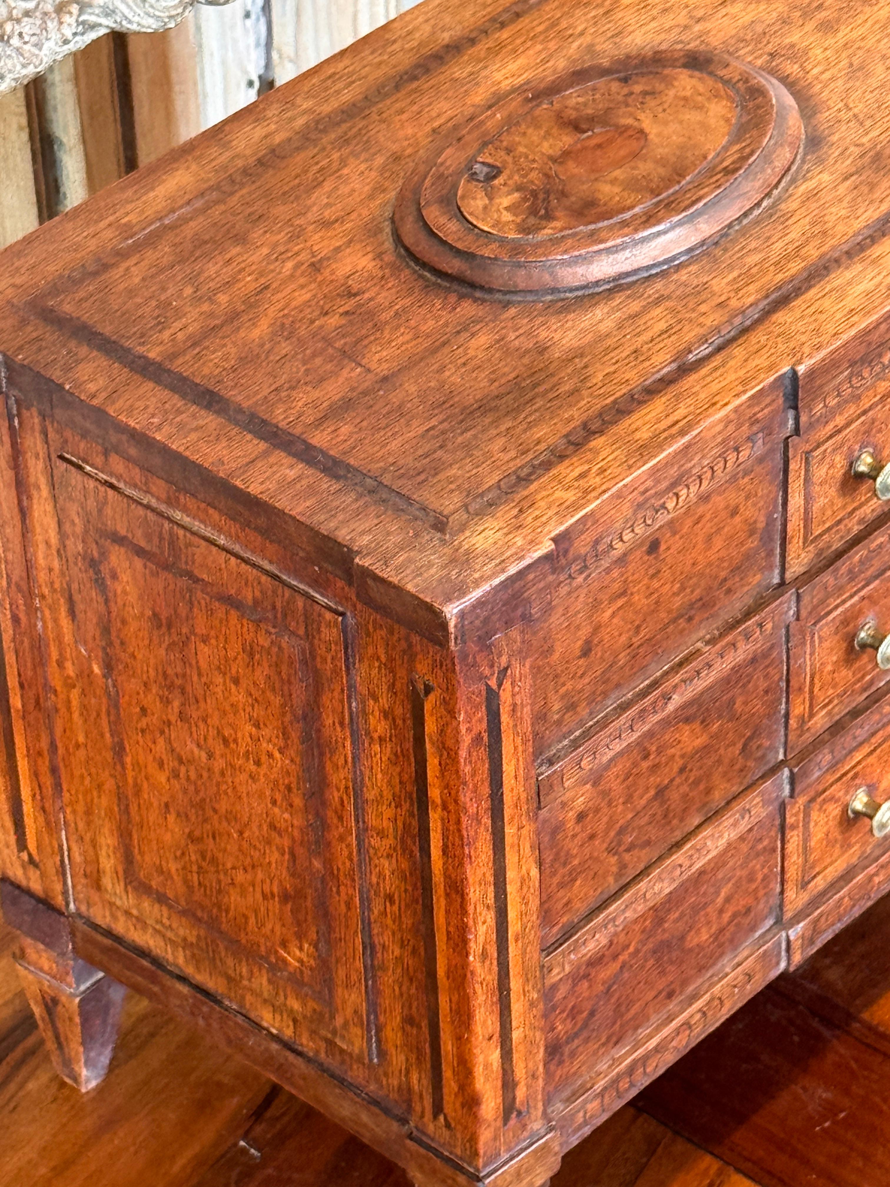 Commodo italiano in miniatura del XVIII secolo in vendita 1