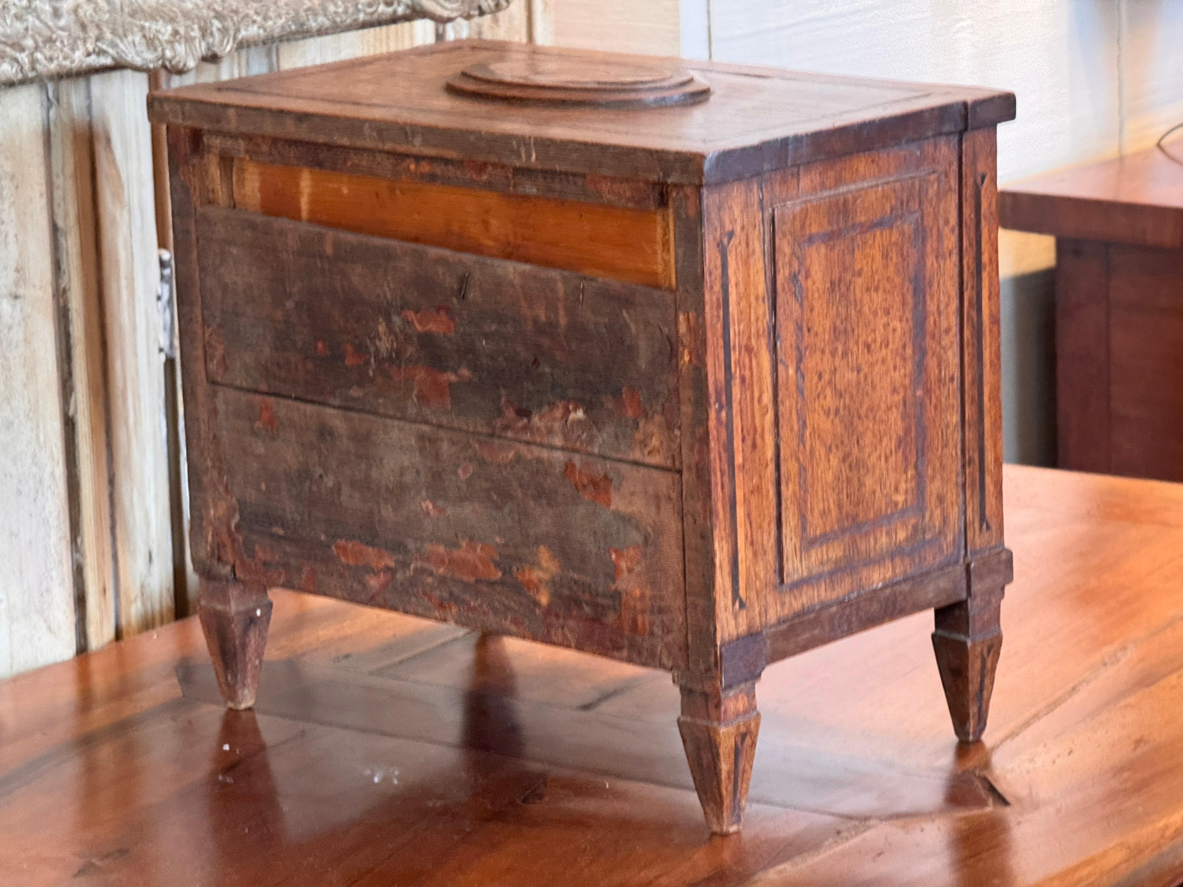 Commodo italiano in miniatura del XVIII secolo in vendita 2