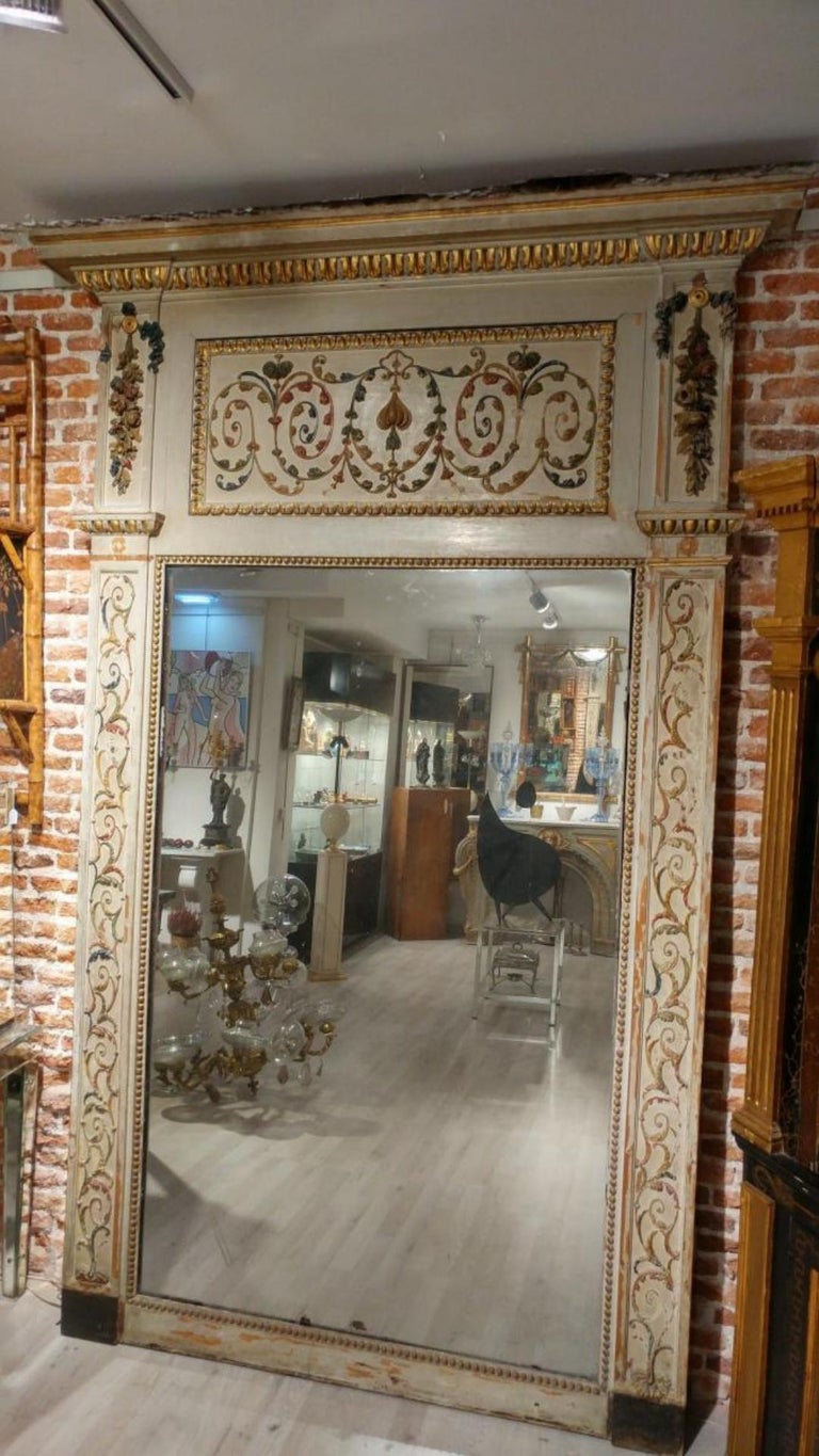 Hand-Crafted 18th Century Italian Mirror in Carved Wood with Vegetable and Frutal Patterns For Sale