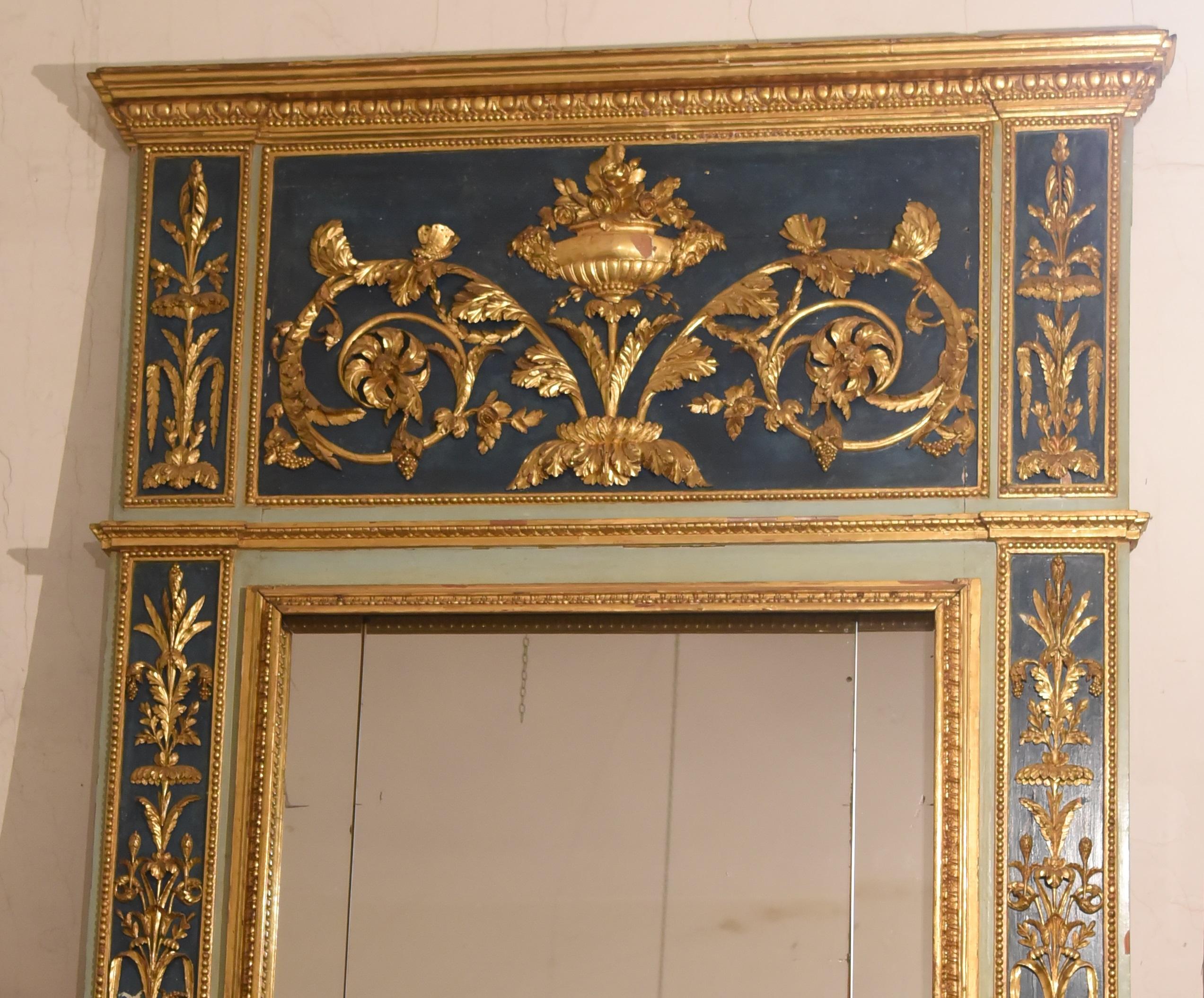 18th Century Italian Mirror Louis XVI Carved and Gilded in Gold leaf, 1760 For Sale 3