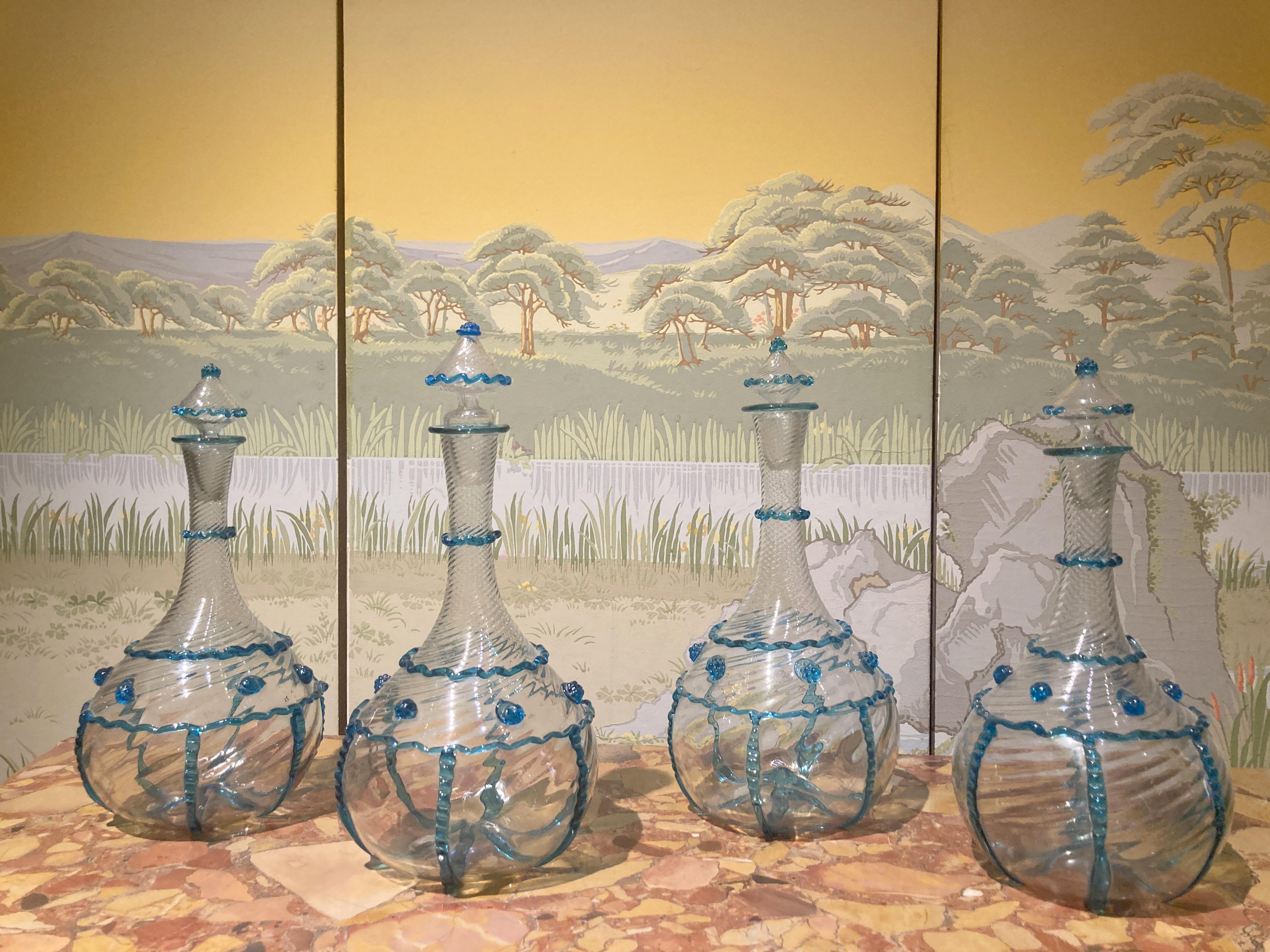 Italienische Murano-Klarglasflaschen des 18. Jahrhunderts mit blauen Verzierungen im Angebot 10