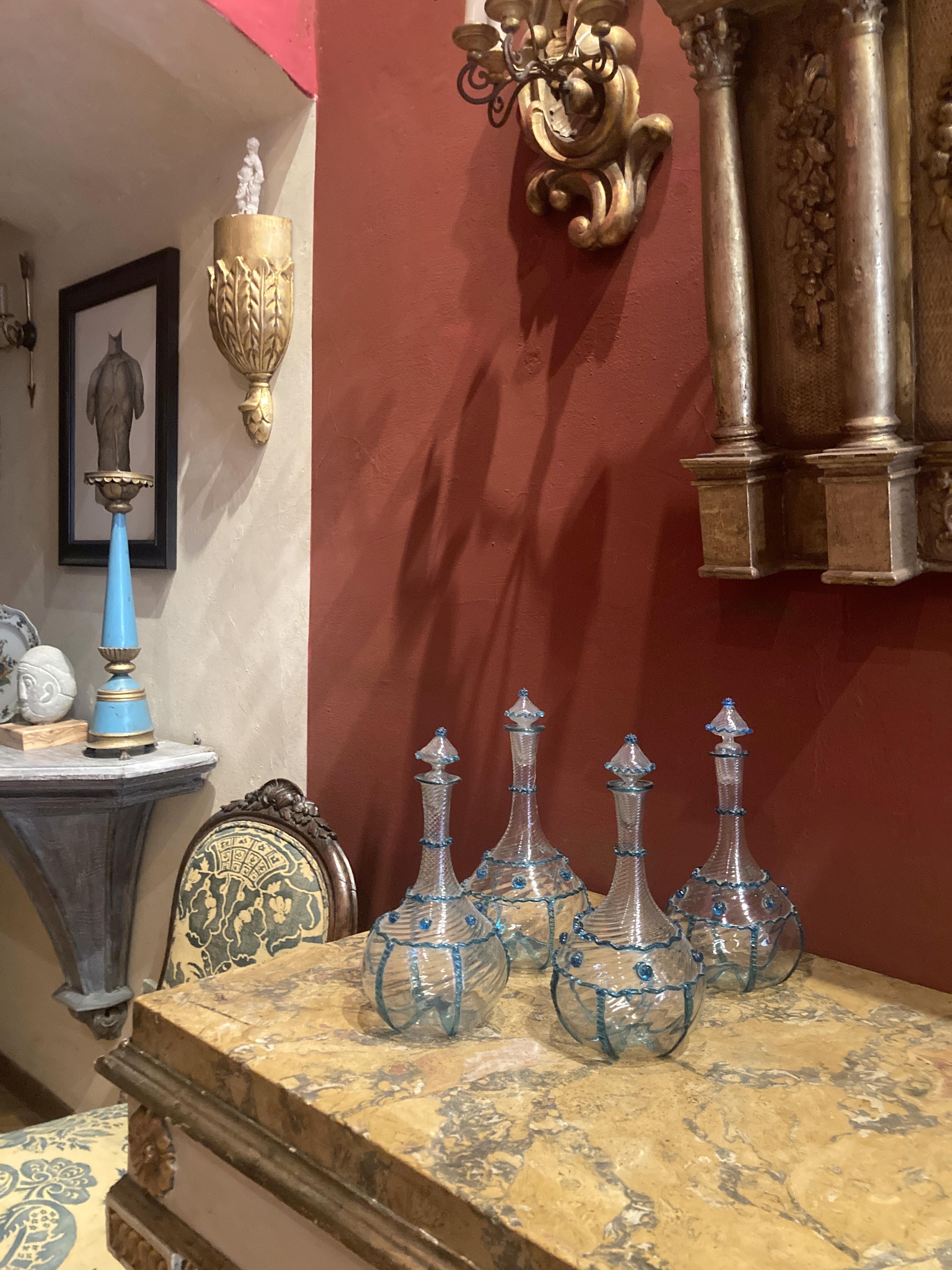 Italienische Murano-Klarglasflaschen des 18. Jahrhunderts mit blauen Verzierungen (Rokoko) im Angebot