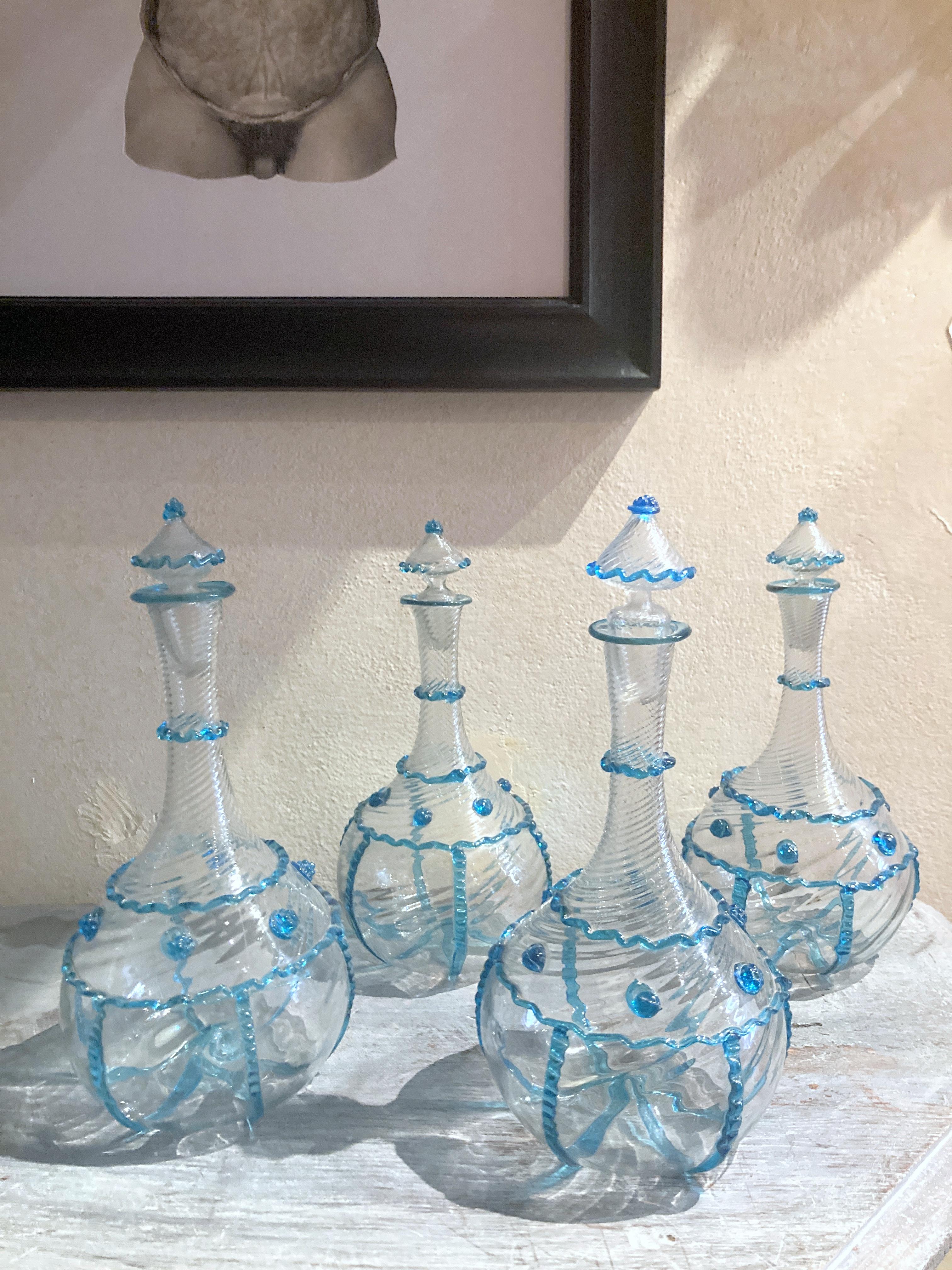 Fait main Bouteilles italiennes de Murano du 18ème siècle en verre soufflé transparent et ornées de bleu en vente