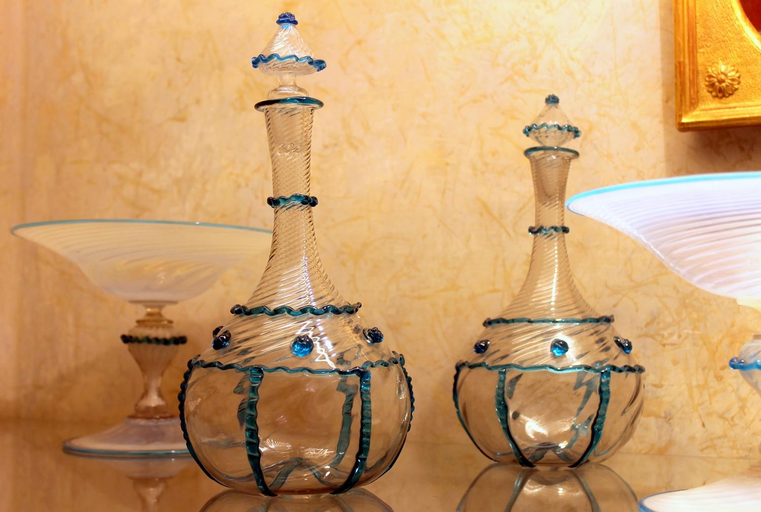Italienische Murano-Klarglasflaschen des 18. Jahrhunderts mit blauen Verzierungen im Angebot 1