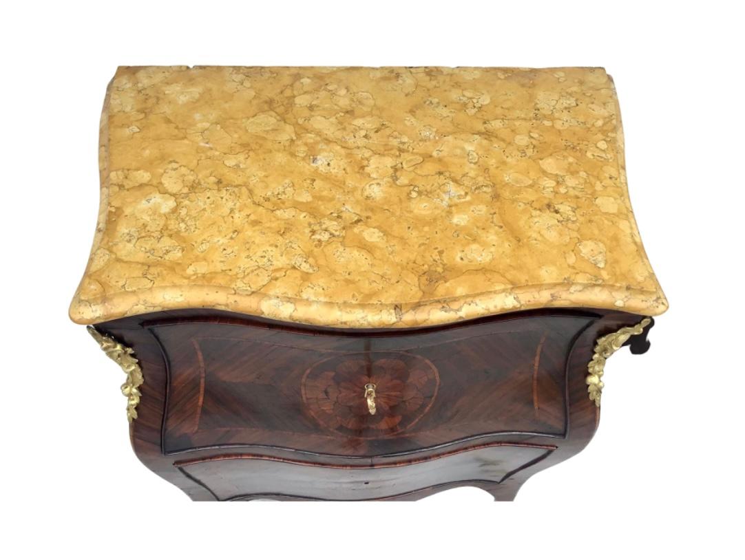  Tables de chevet et tables de chevet italiennes incrustées napolitaines du 18ème siècle Commodini en vente 4