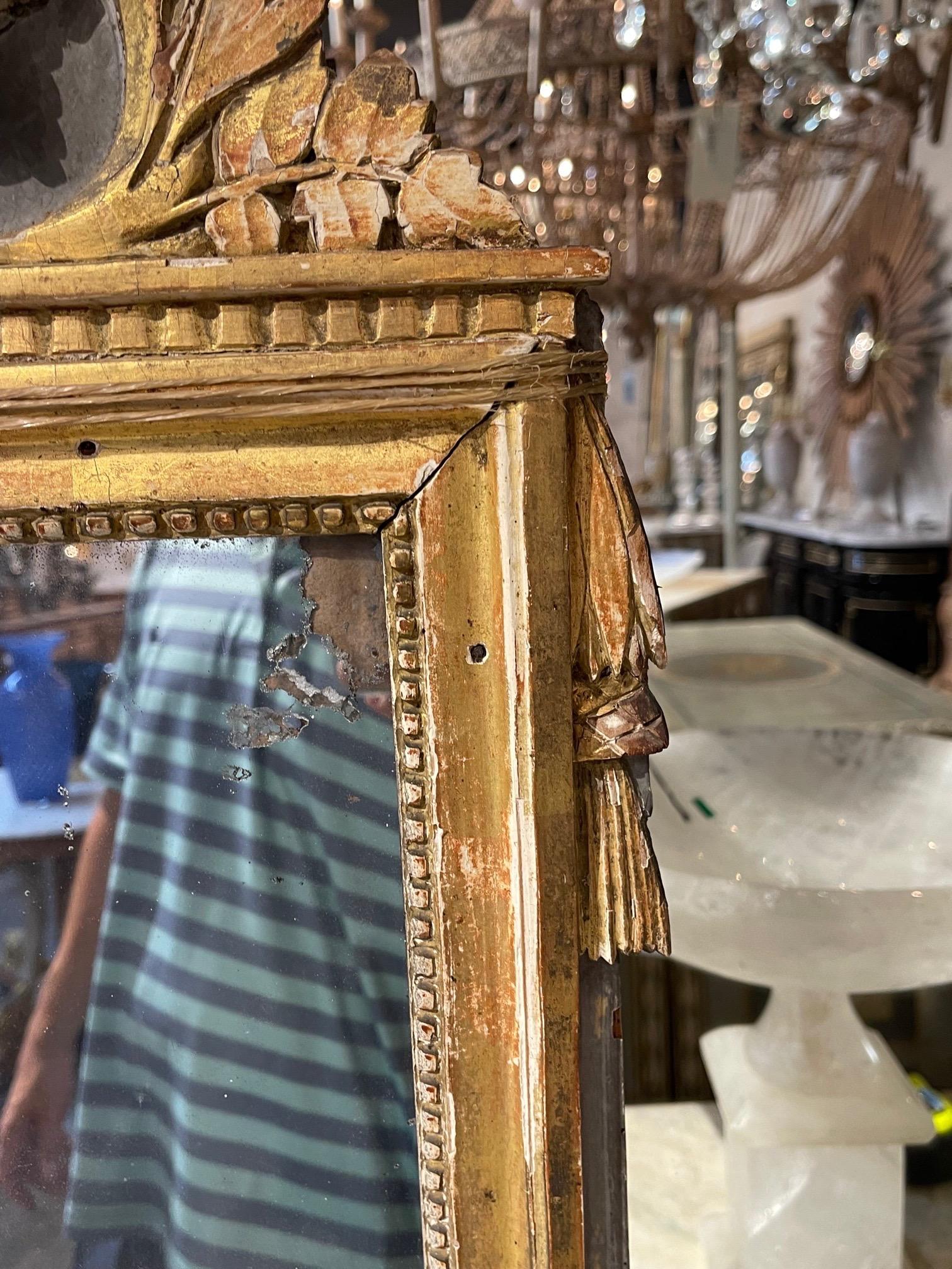 Italienischer neoklassizistischer geschnitzter und vergoldeter Spiegel aus dem 18. Jahrhundert im Zustand „Gut“ im Angebot in Dallas, TX