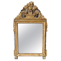 Miroir néo-classique italien du XVIIIe siècle sculpté et doré à la feuille