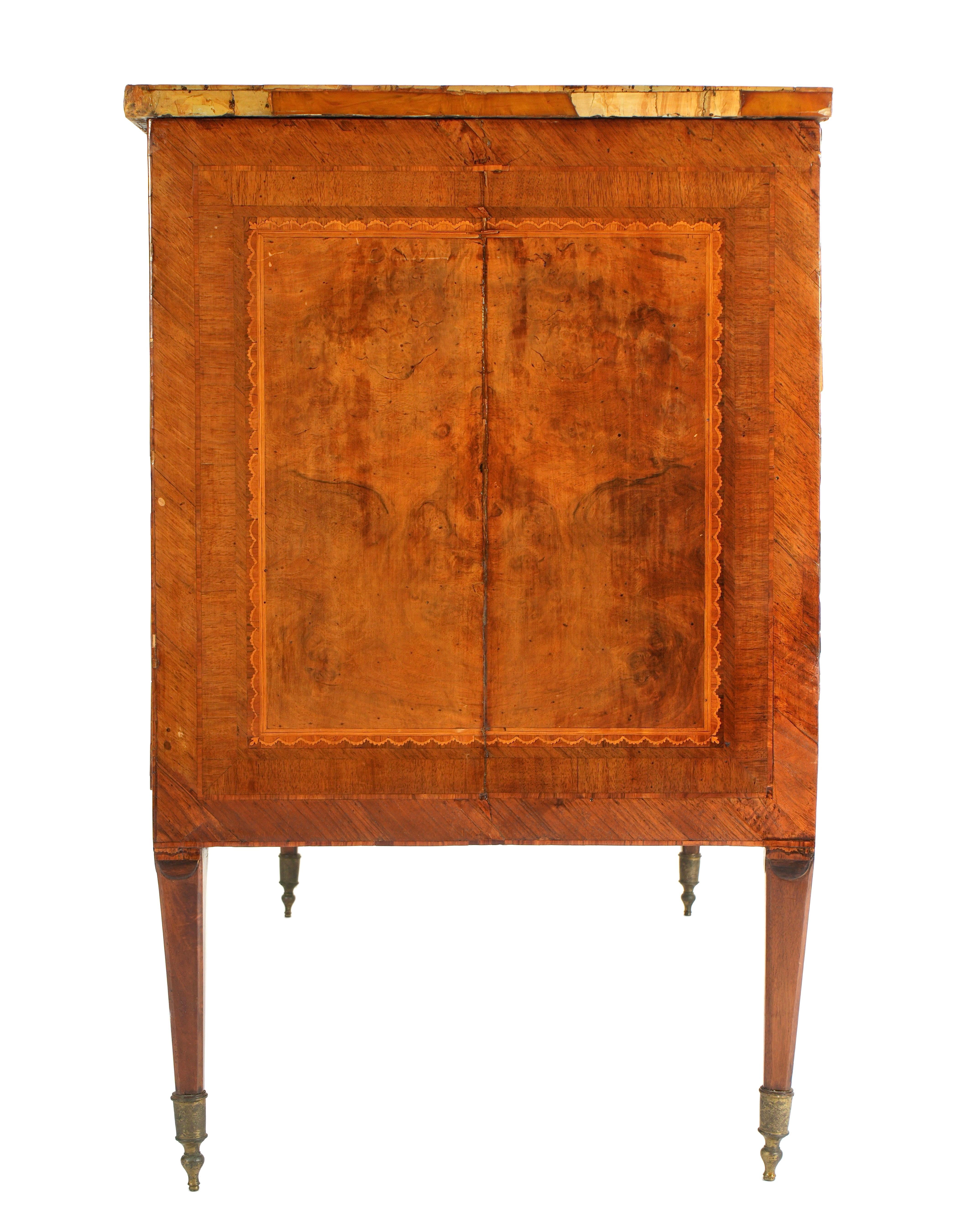 Neoclassico Commode in legno di noce intarsiato del 18° secolo in vendita