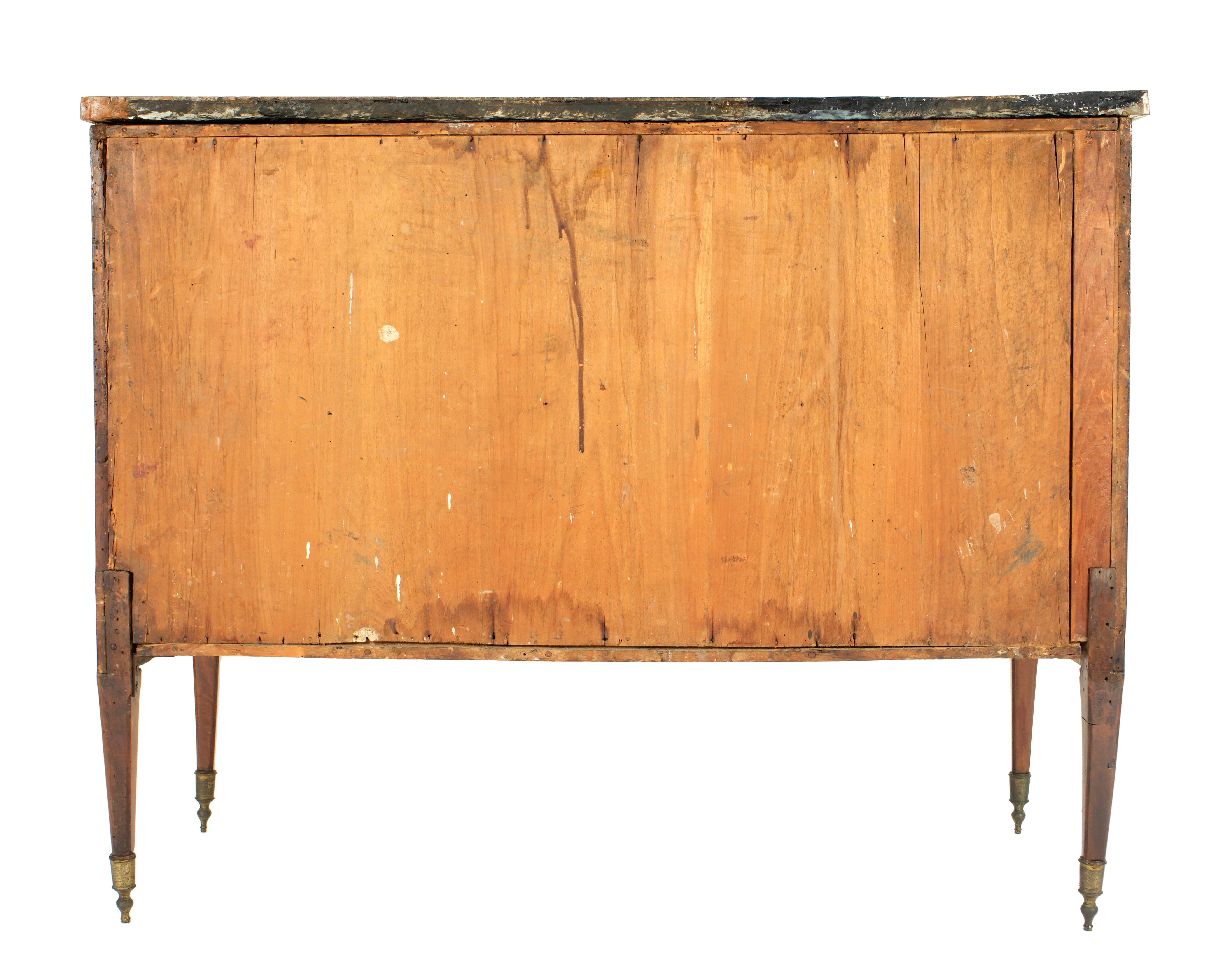 Italiano Commode in legno di noce intarsiato del 18° secolo in vendita