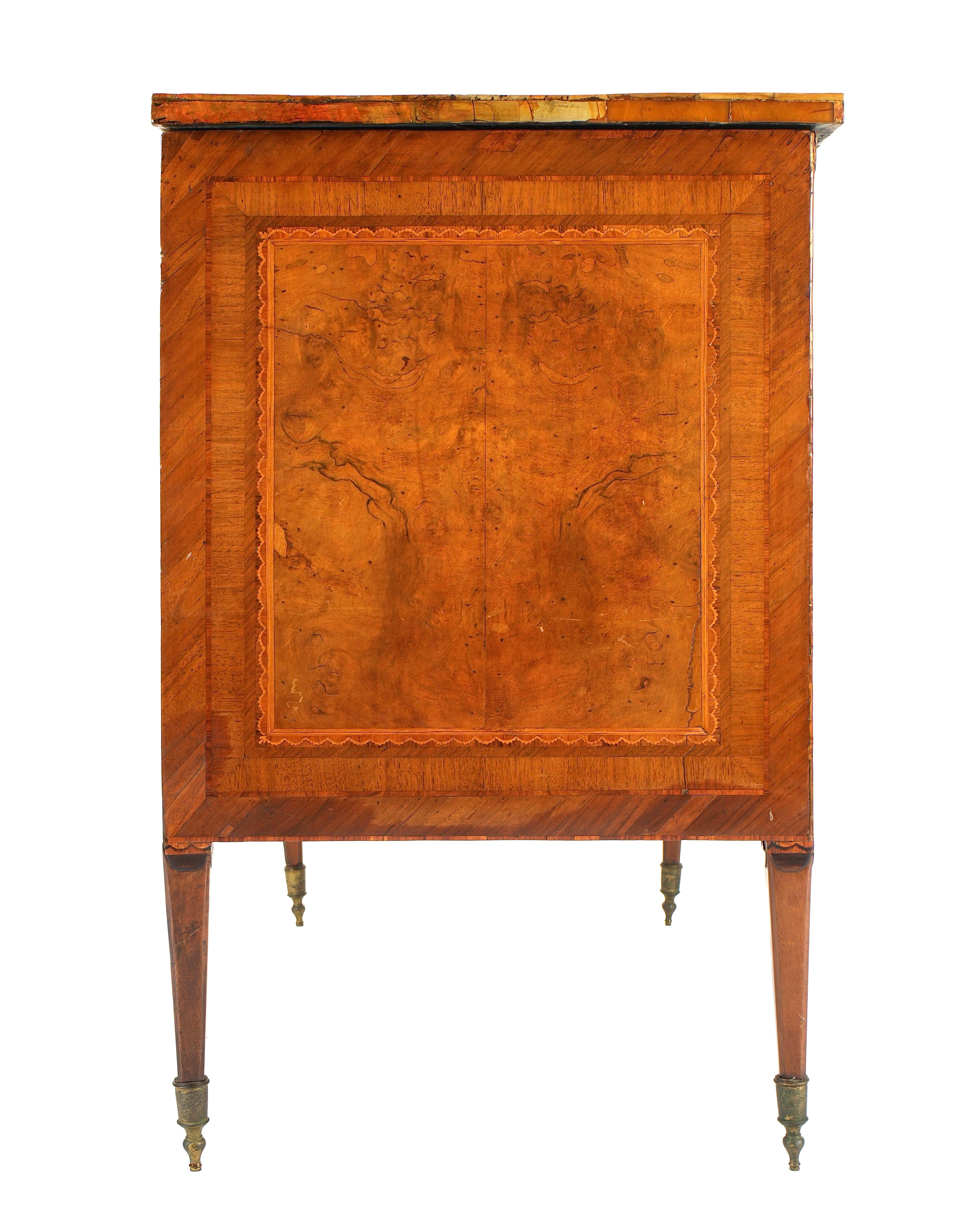 Commode in legno di noce intarsiato del 18° secolo In condizioni buone in vendita a Bradenton, FL