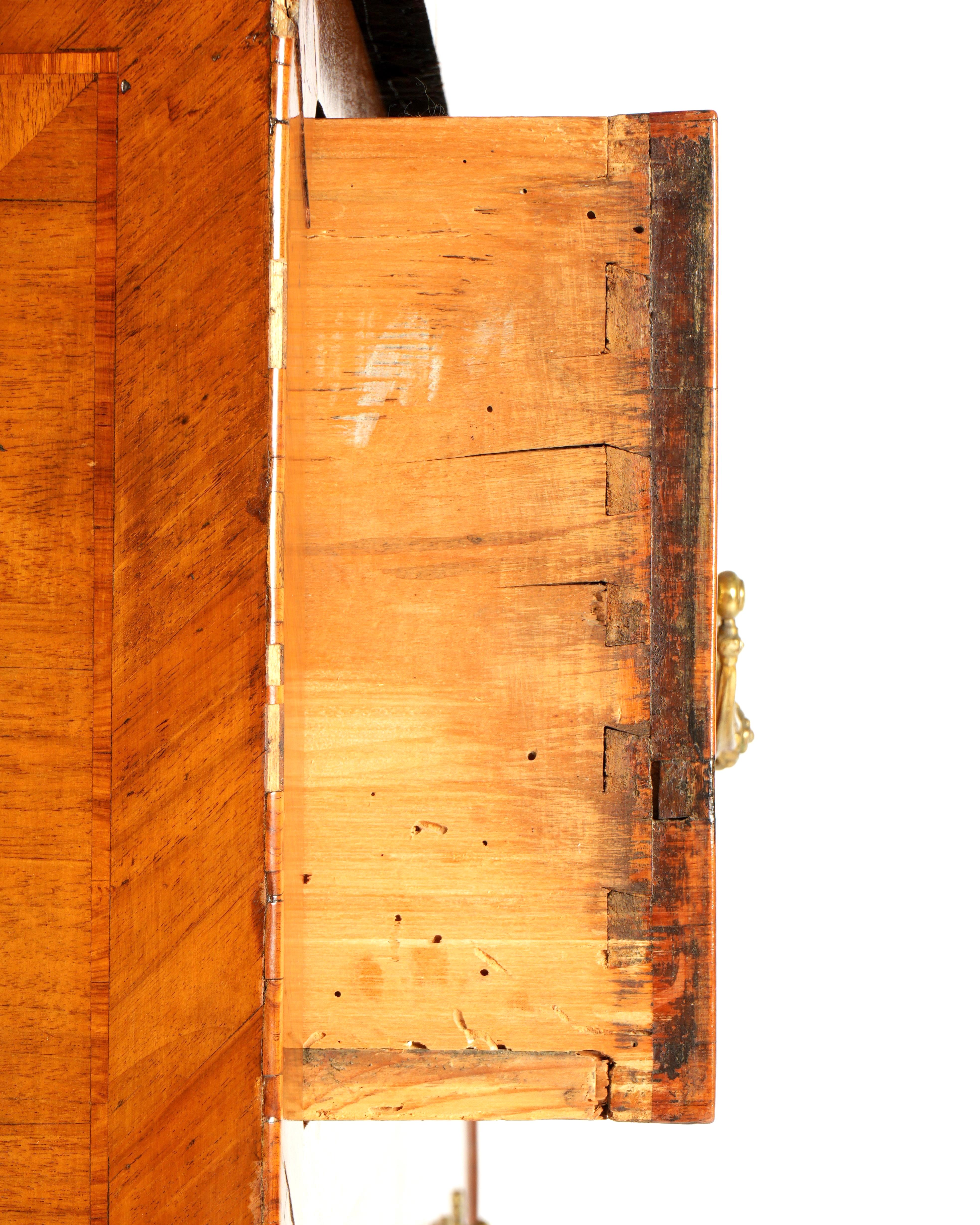 Fino al XVIII secolo Commode in legno di noce intarsiato del 18° secolo in vendita
