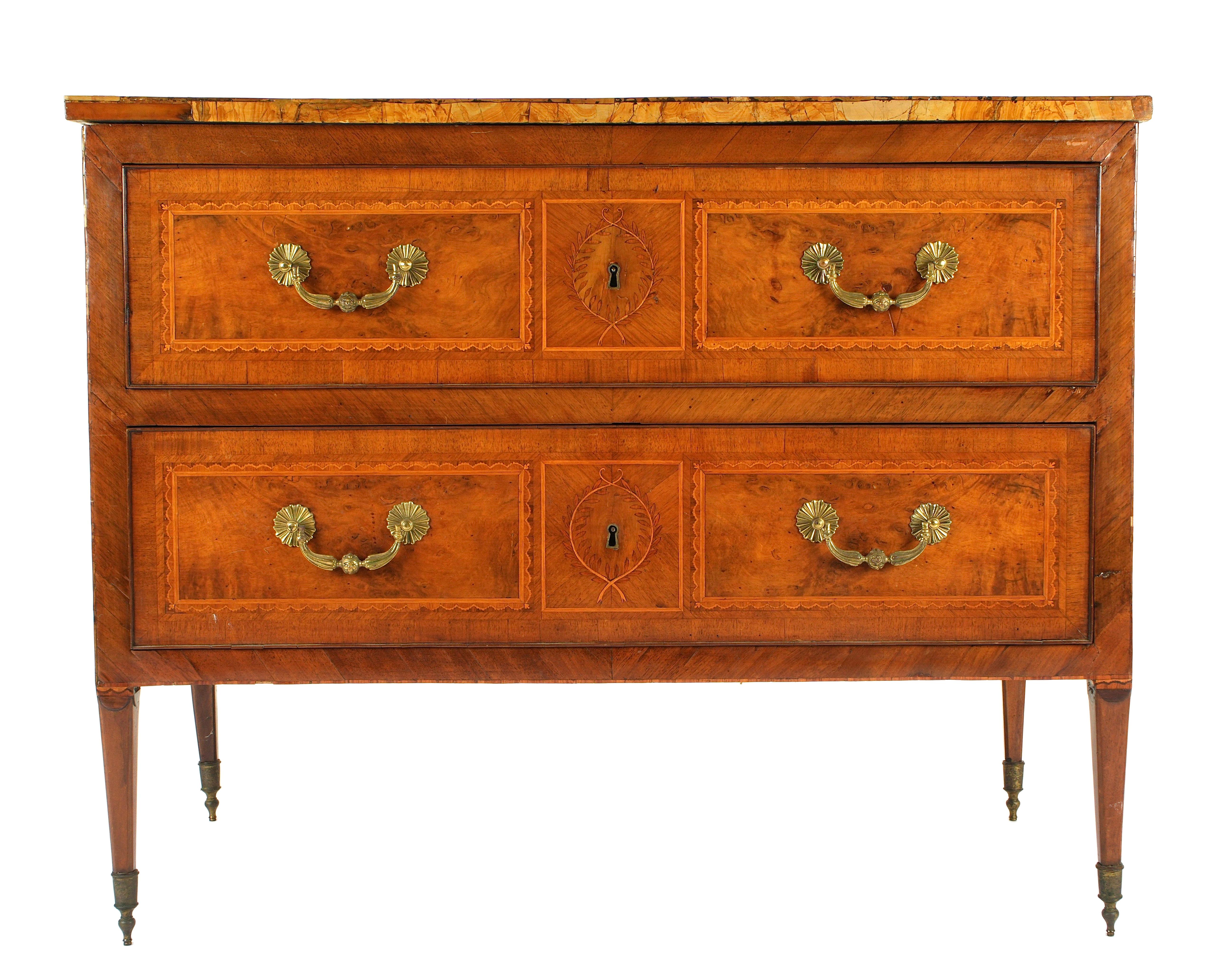 Commode in legno di noce intarsiato del 18° secolo in vendita 1
