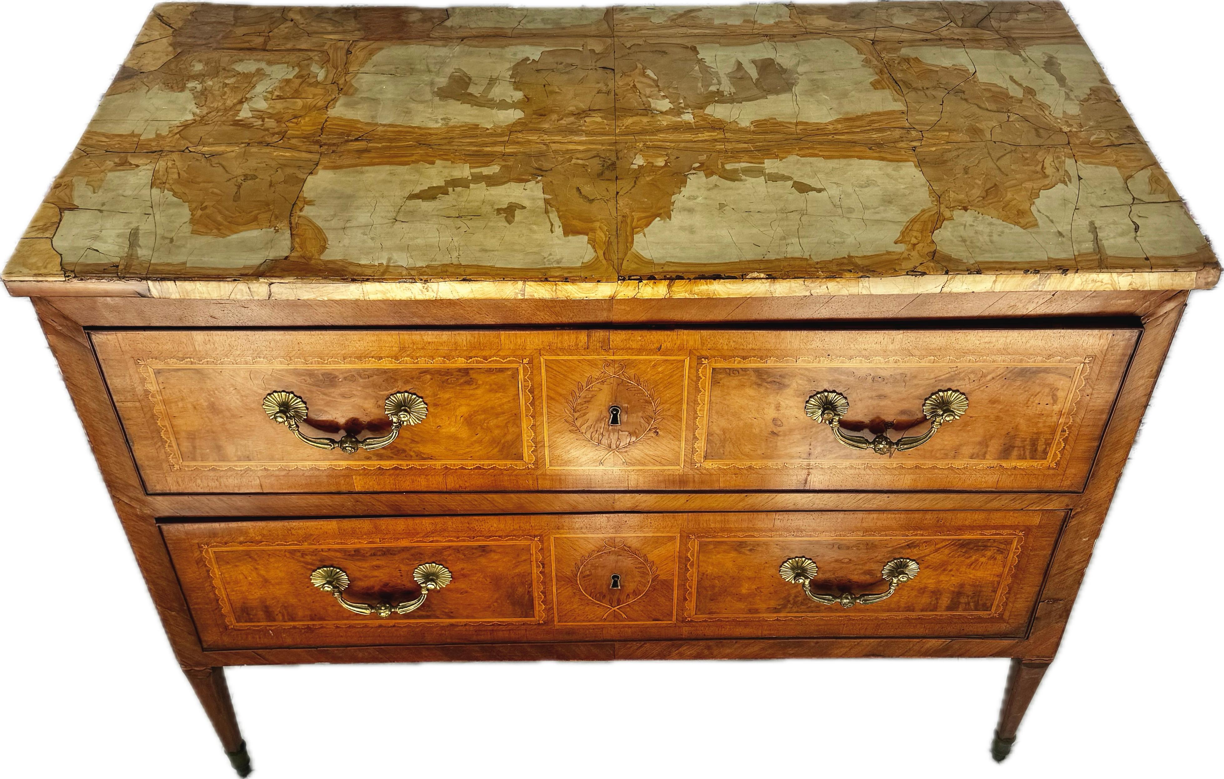 Commode in legno di noce intarsiato del 18° secolo in vendita 2