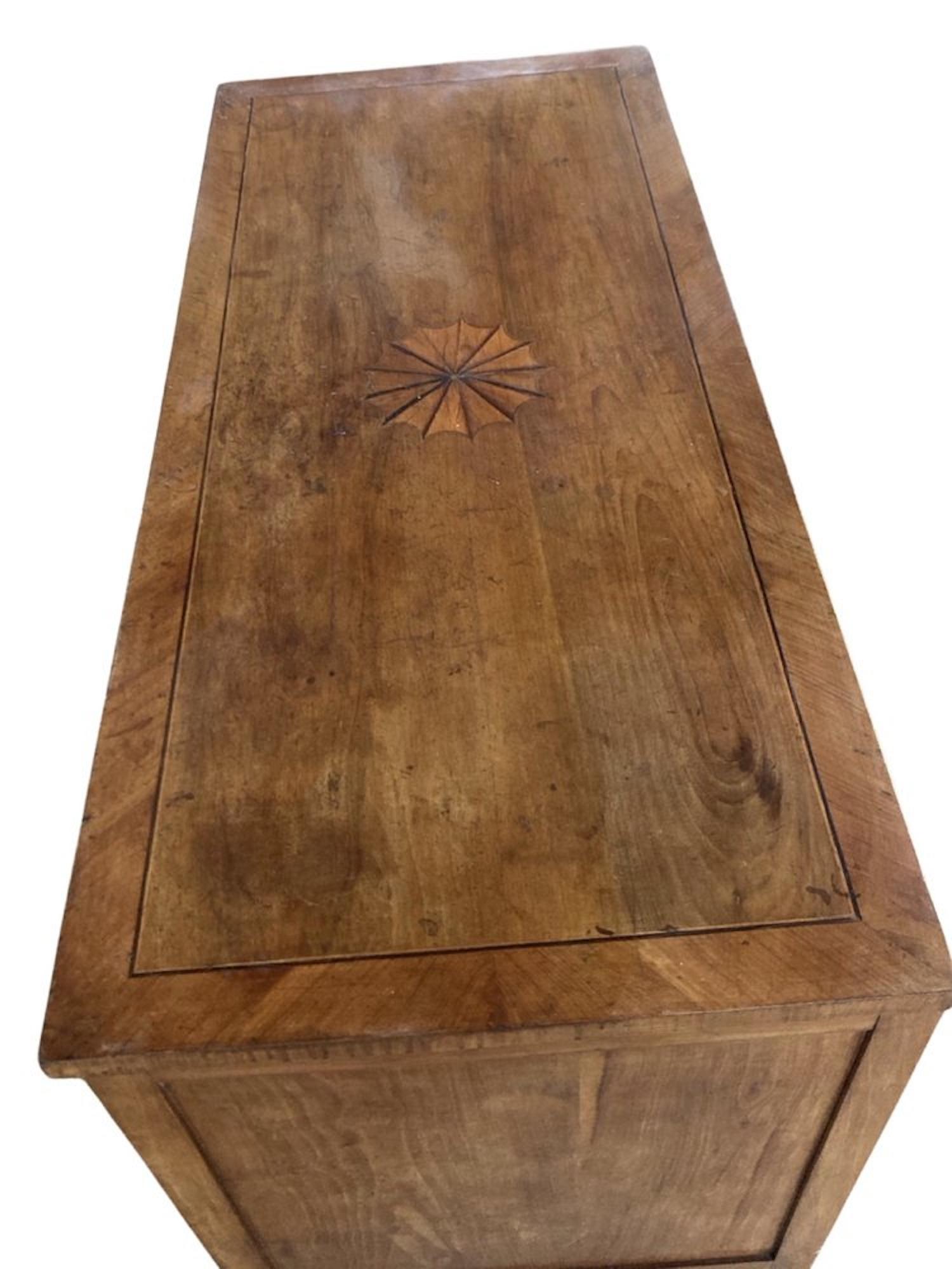 18th Century Italian Neoclassic Walnut Commode / Chest of Drawers With Inlay In Good Condition In Carmine, TX