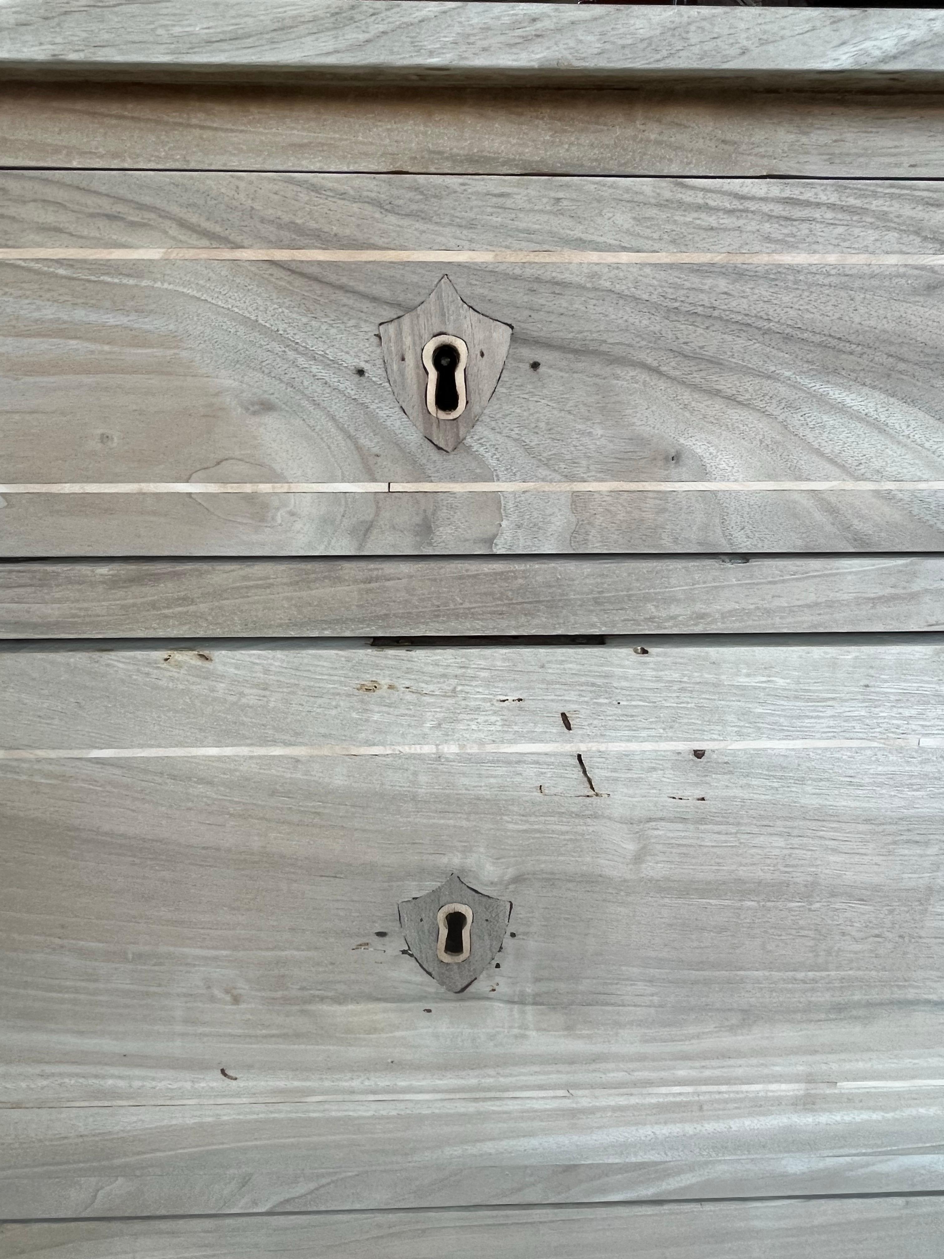 Commode italienne néoclassique du 18e siècle en cerisier blanchi avec incrustation en vente 4