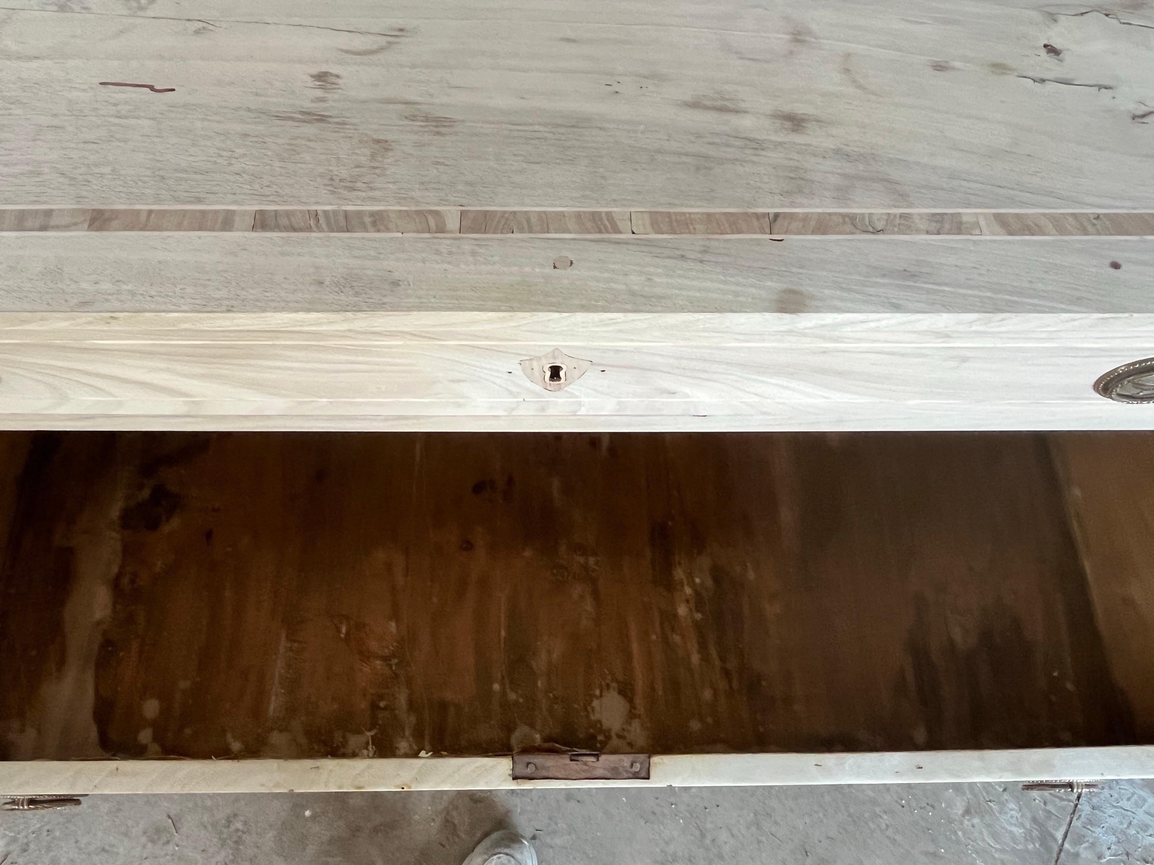 Commode italienne néoclassique du 18e siècle en cerisier blanchi avec incrustation en vente 7