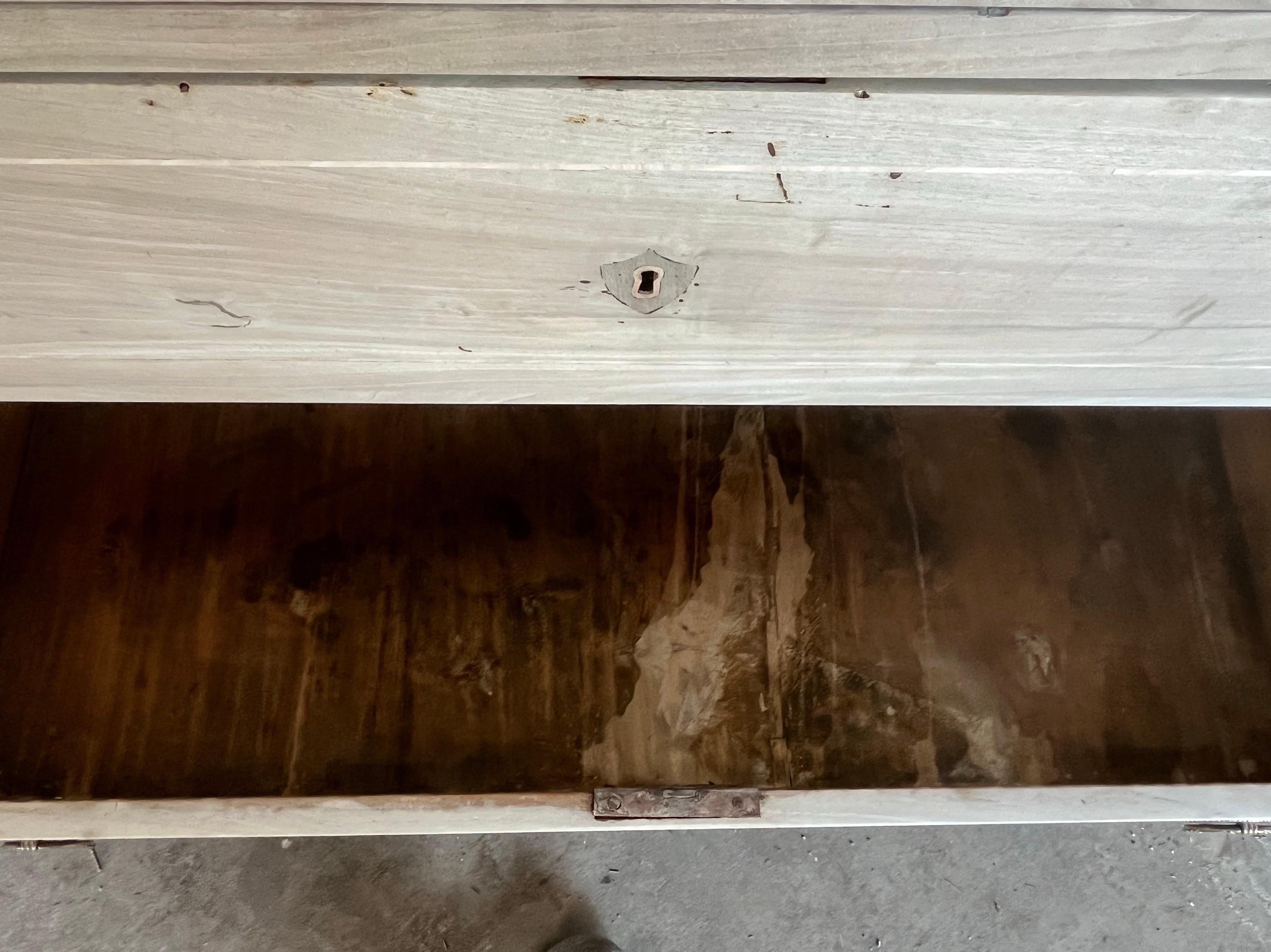 Commode italienne néoclassique du 18e siècle en cerisier blanchi avec incrustation en vente 9