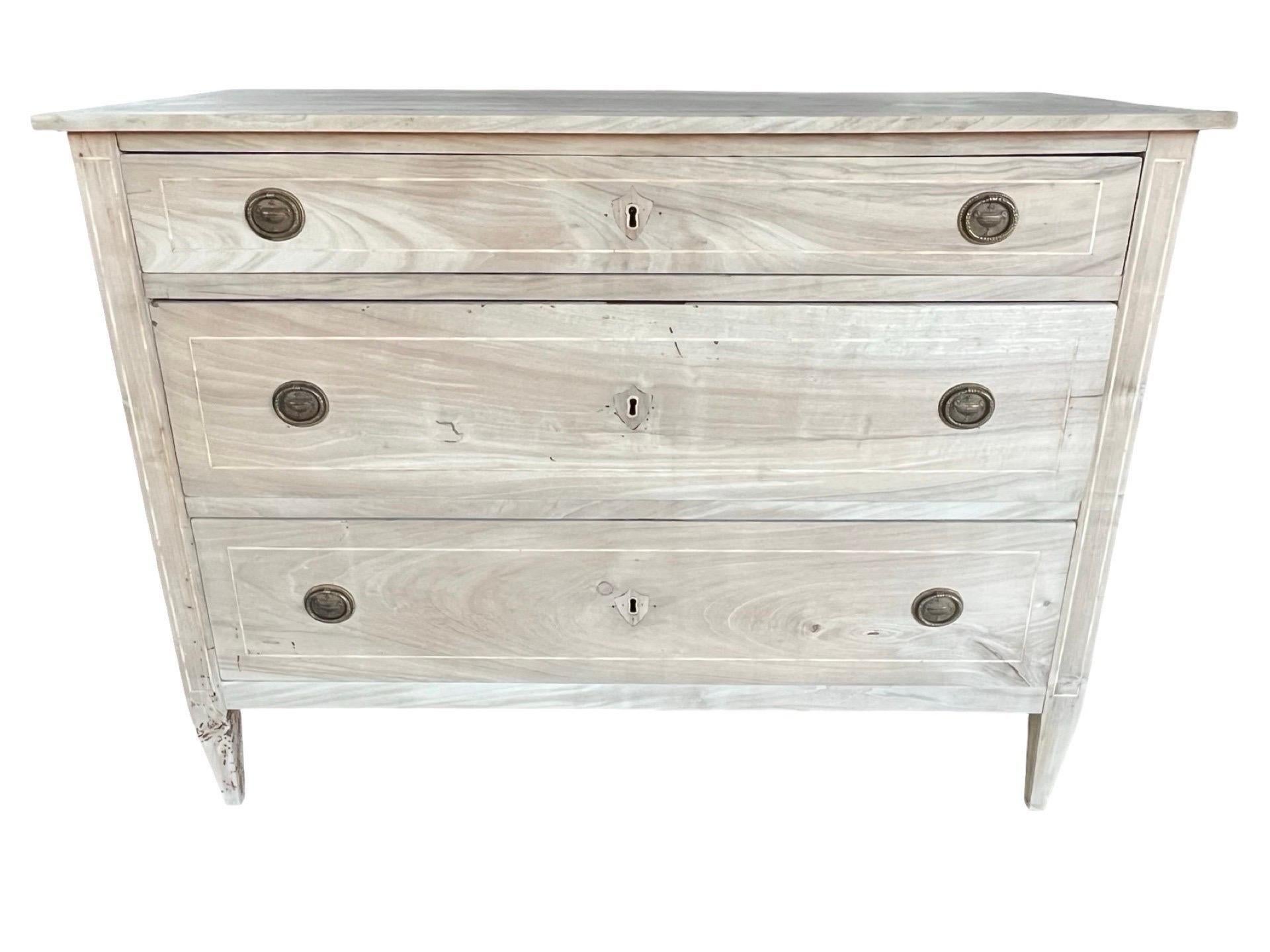 Commodo neoclassico italiano del XVIII secolo in ciliegio sbiancato con intarsio in vendita 9