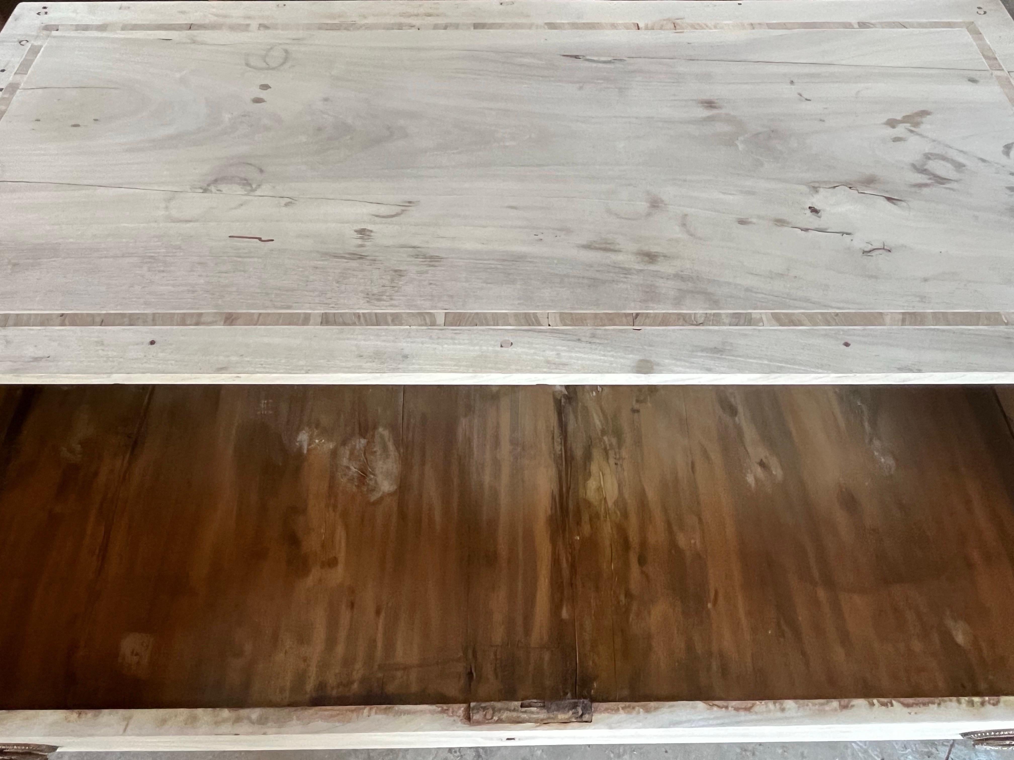 Commodo neoclassico realizzato a mano nel centro Italia alla fine del 1700 utilizzando il ciliegio e decorato con sottili fasce intarsiate in legno di raso. Il comodino è di grandi dimensioni ed è dotato di tre capienti e funzionali cassetti