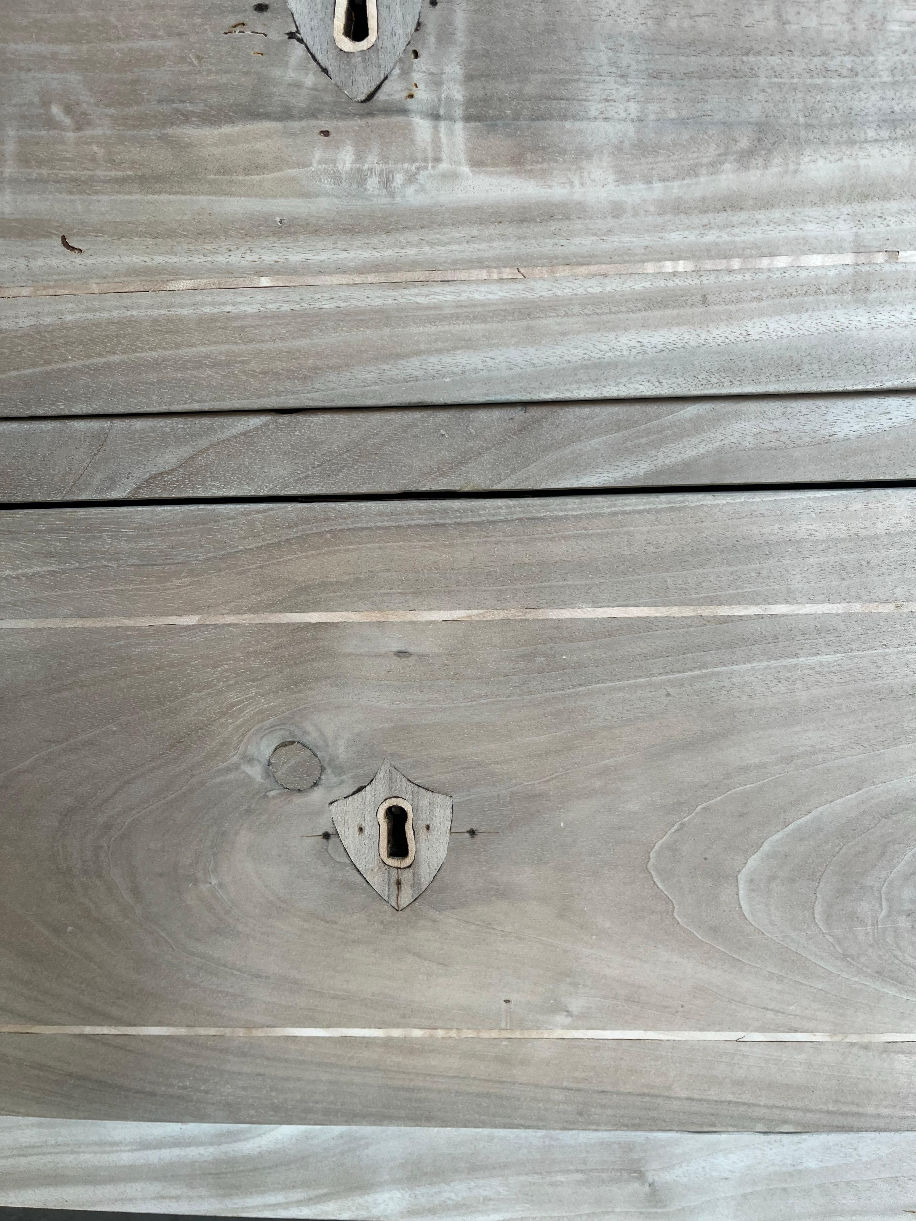 Commodo neoclassico italiano del XVIII secolo in ciliegio sbiancato con intarsio in vendita 13