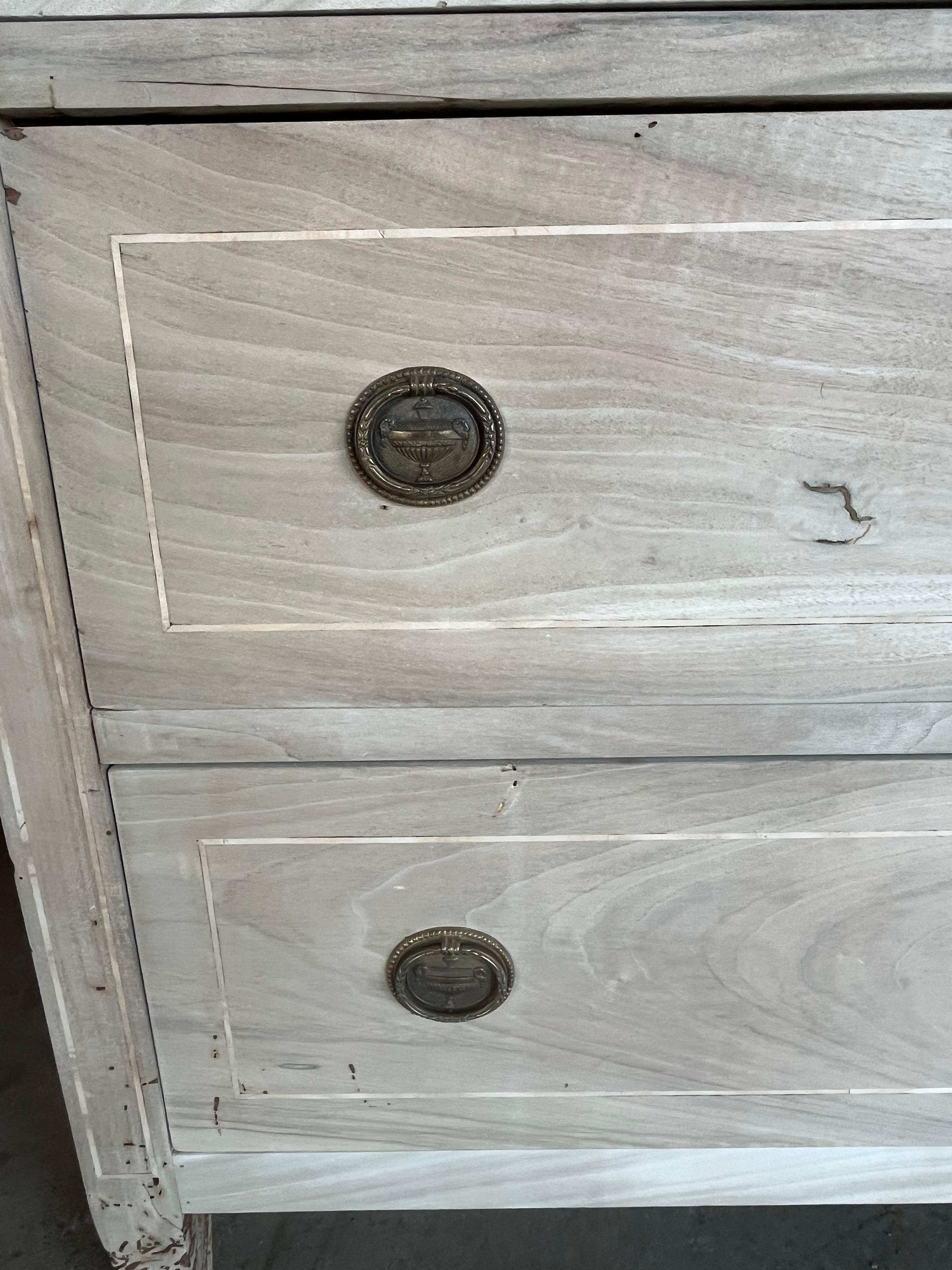 Legno di seta Commodo neoclassico italiano del XVIII secolo in ciliegio sbiancato con intarsio in vendita