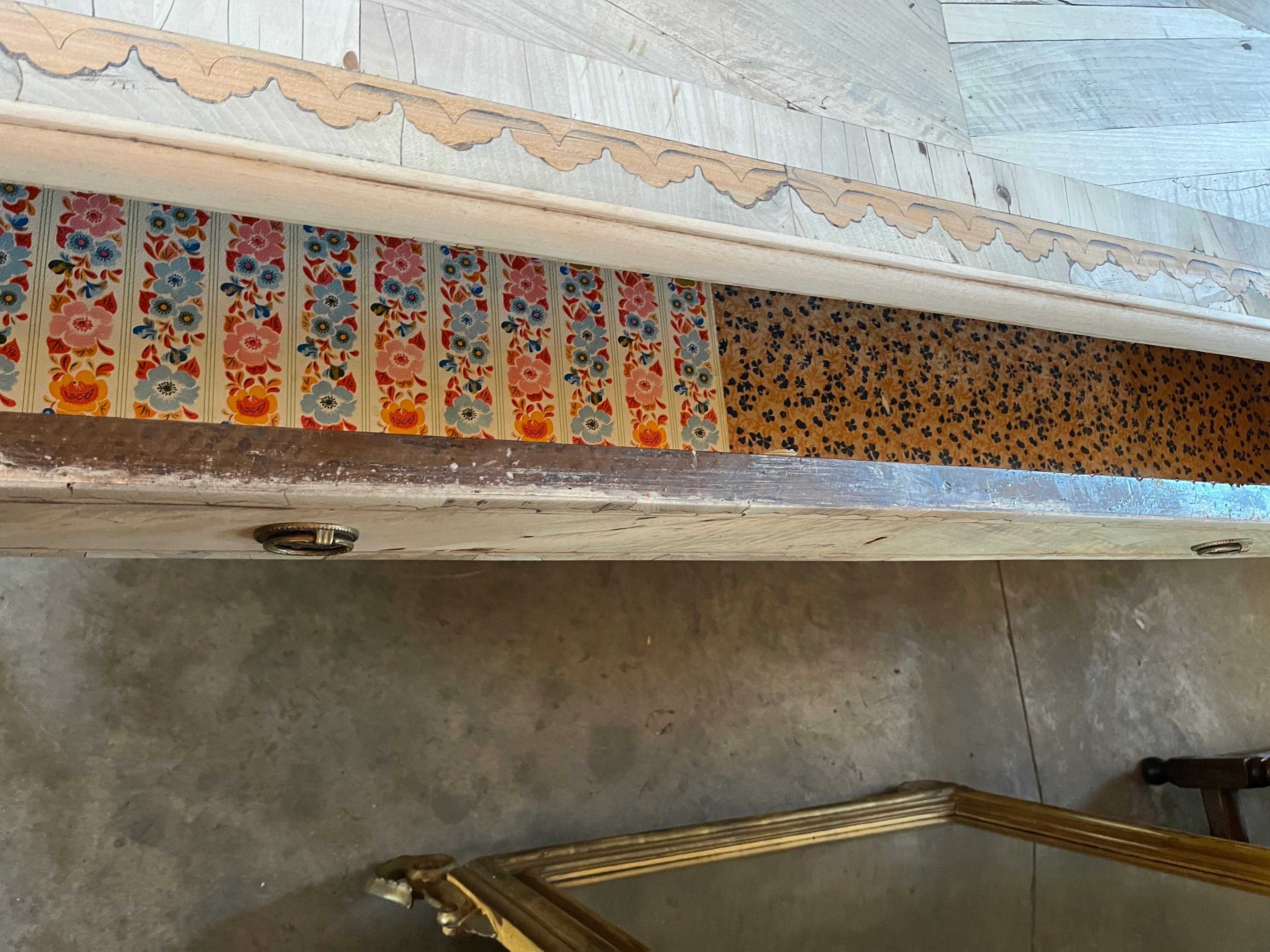 18th Century Italian Neoclassical Bleached Walnut Commode in vendita 4