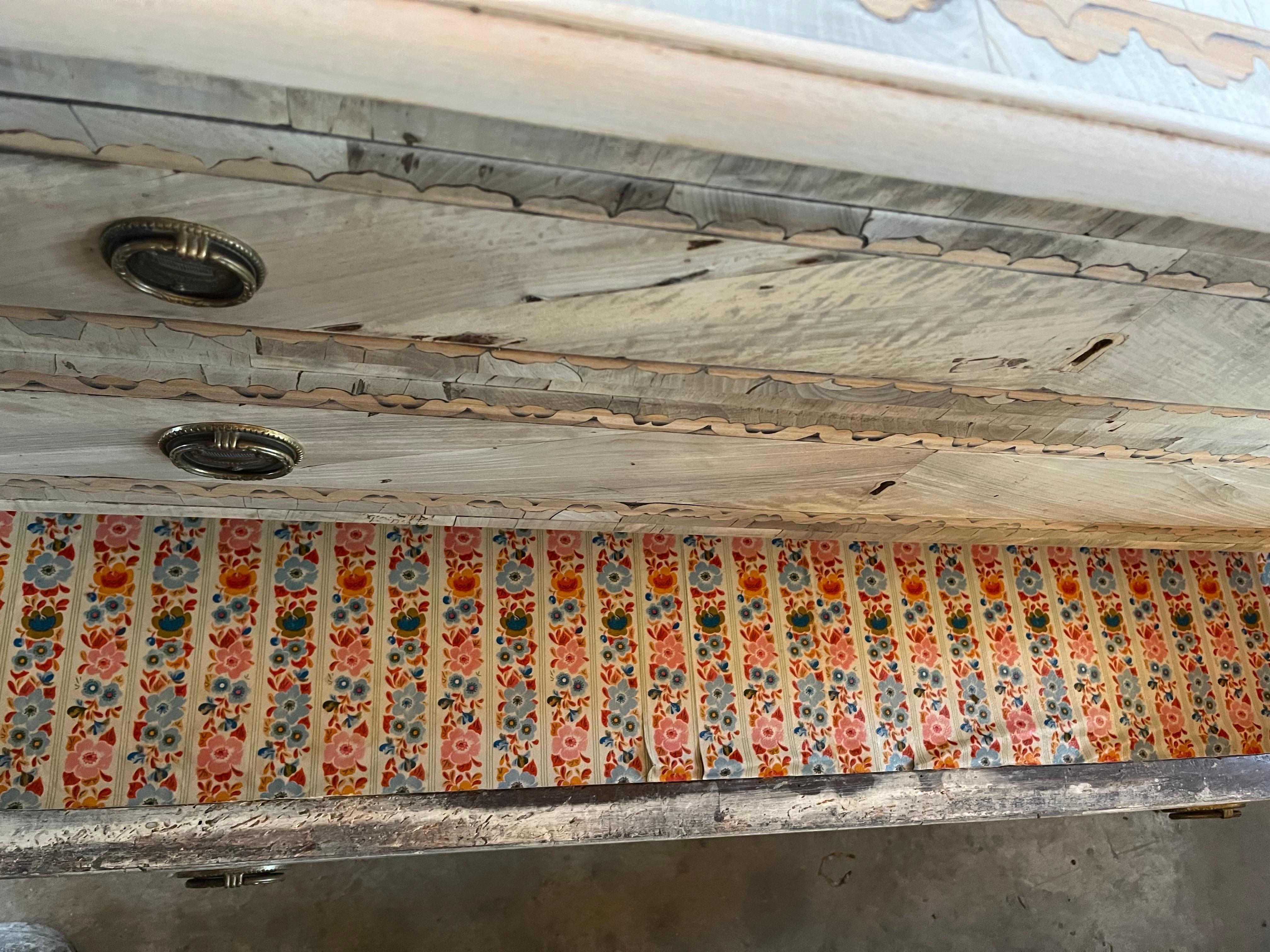 18th Century Italian Neoclassical Bleached Walnut Commode in vendita 6