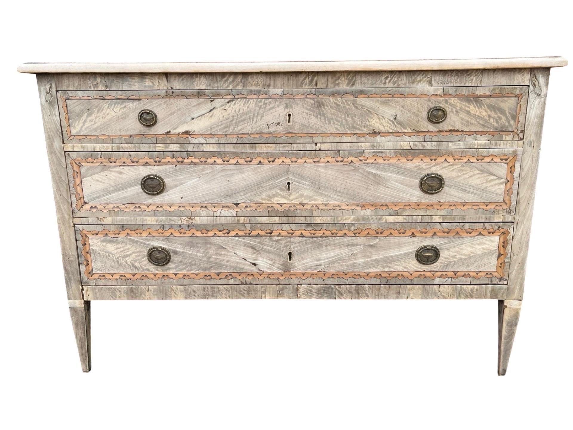 Fatto a mano 18th Century Italian Neoclassical Bleached Walnut Commode in vendita