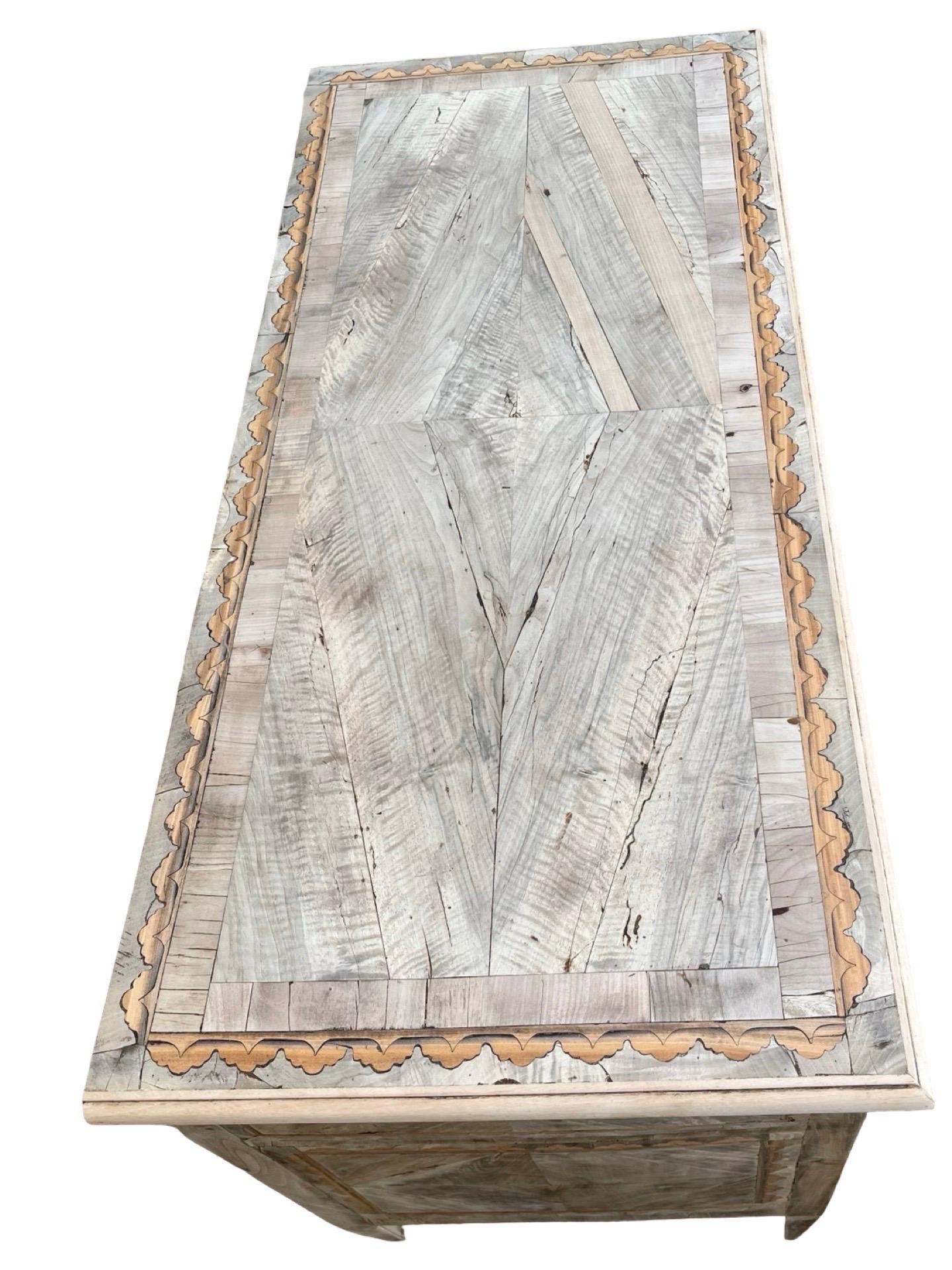 XVIII secolo 18th Century Italian Neoclassical Bleached Walnut Commode in vendita