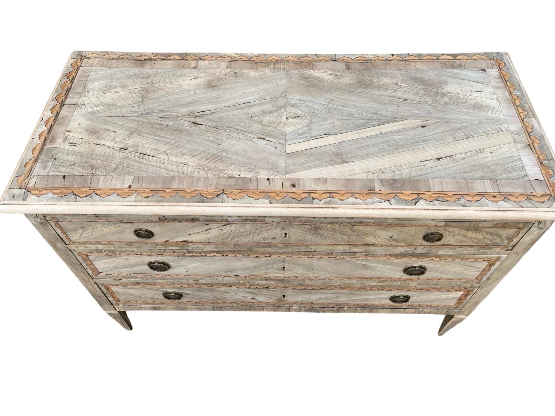 18th Century Italian Neoclassical Bleached Walnut Commode in vendita 1