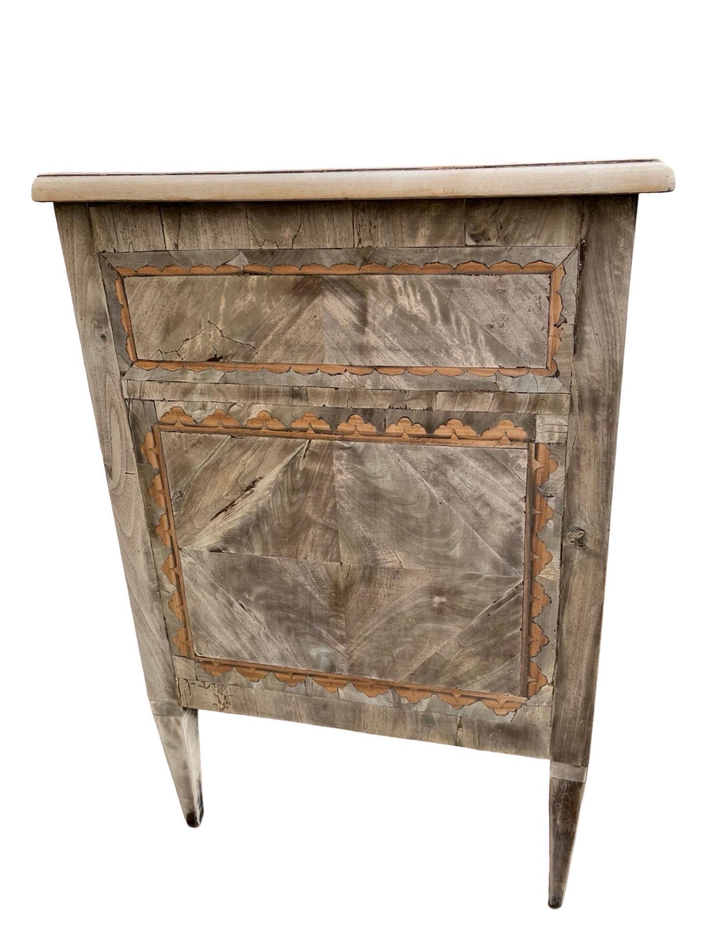 18th Century Italian Neoclassical Bleached Walnut Commode in vendita 2