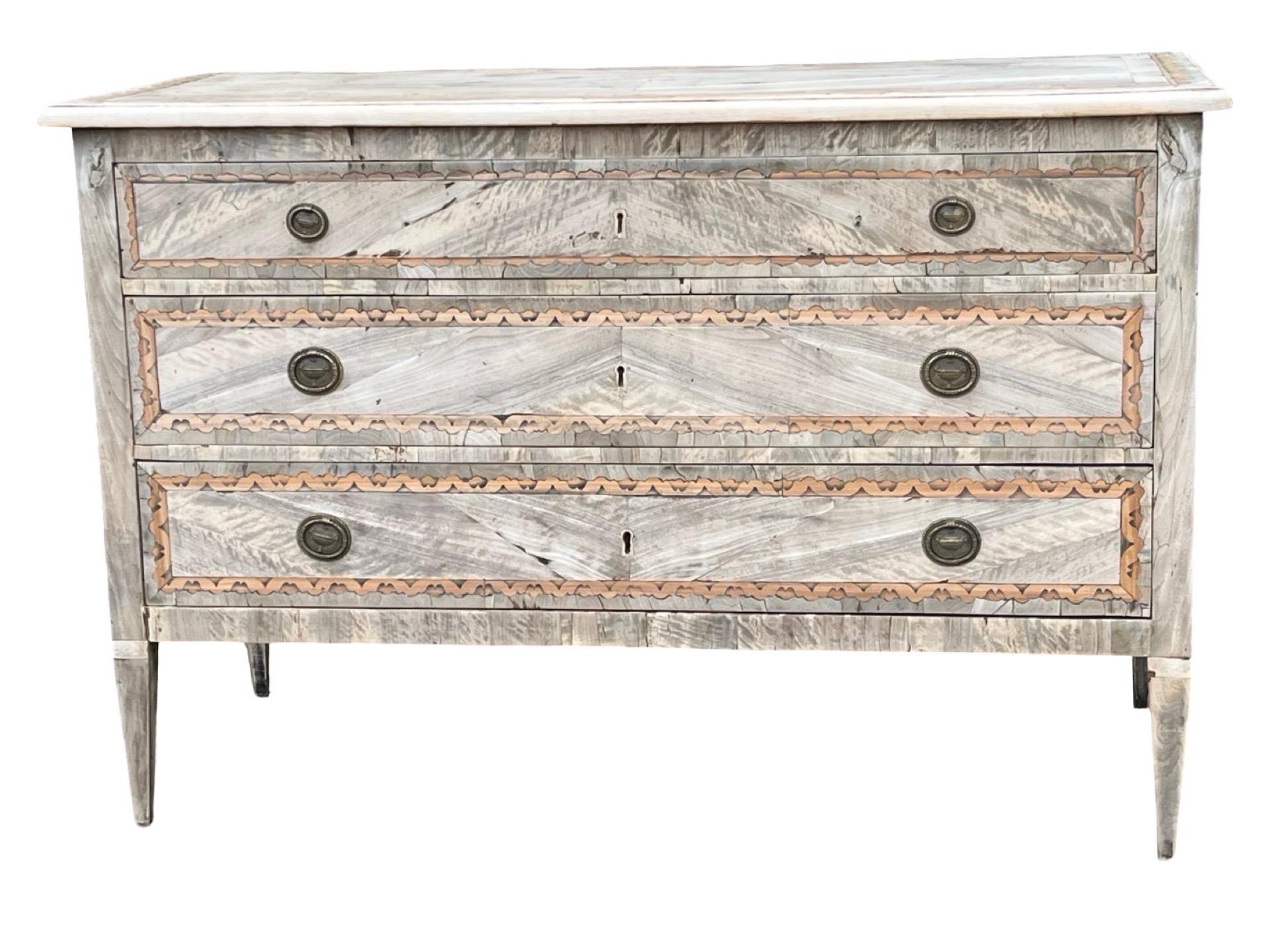 18th Century Italian Neoclassical Bleached Walnut Commode in vendita 3