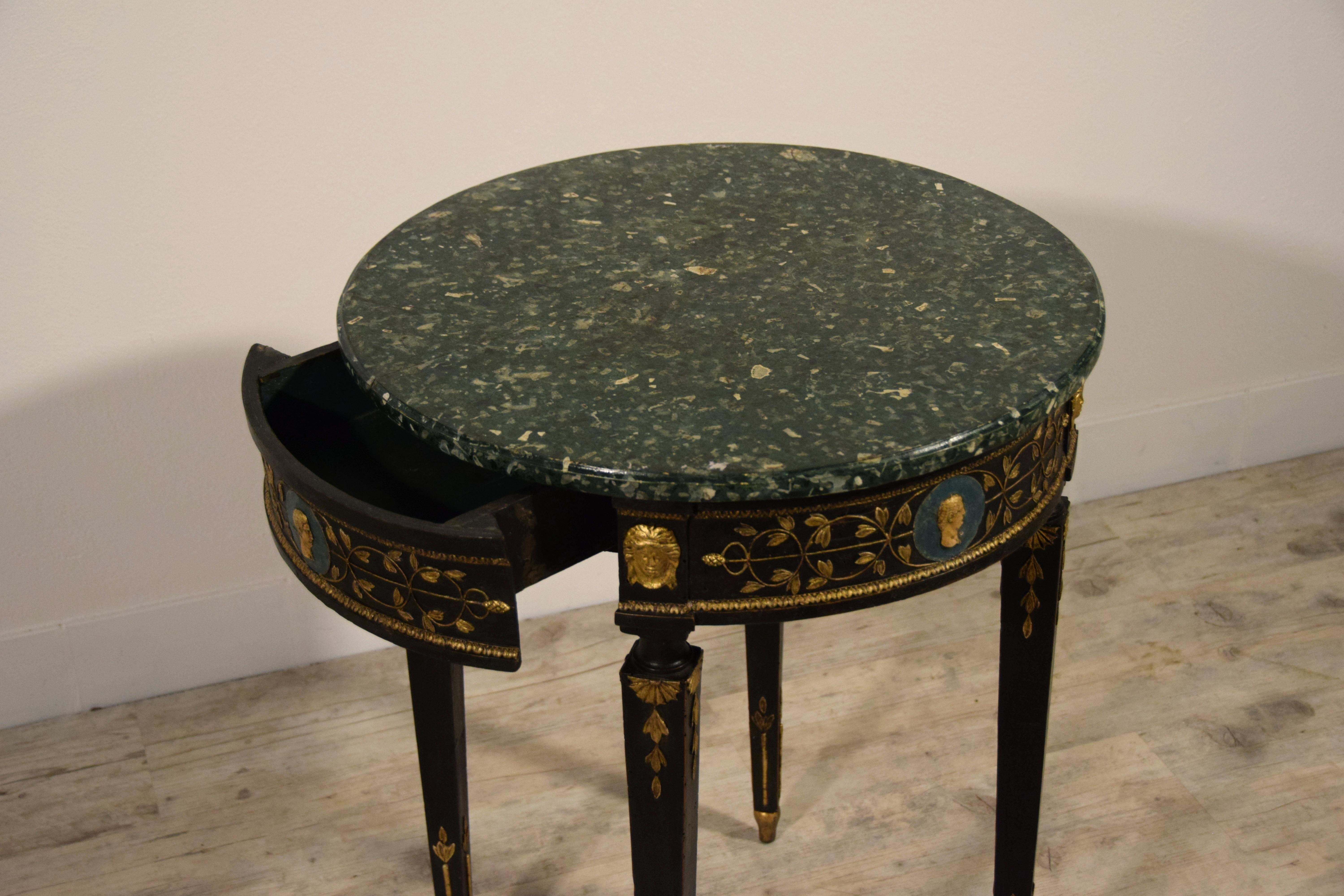 Table basse en bois sculpté et laqué italien néoclassique du XVIIIe siècle en vente 4