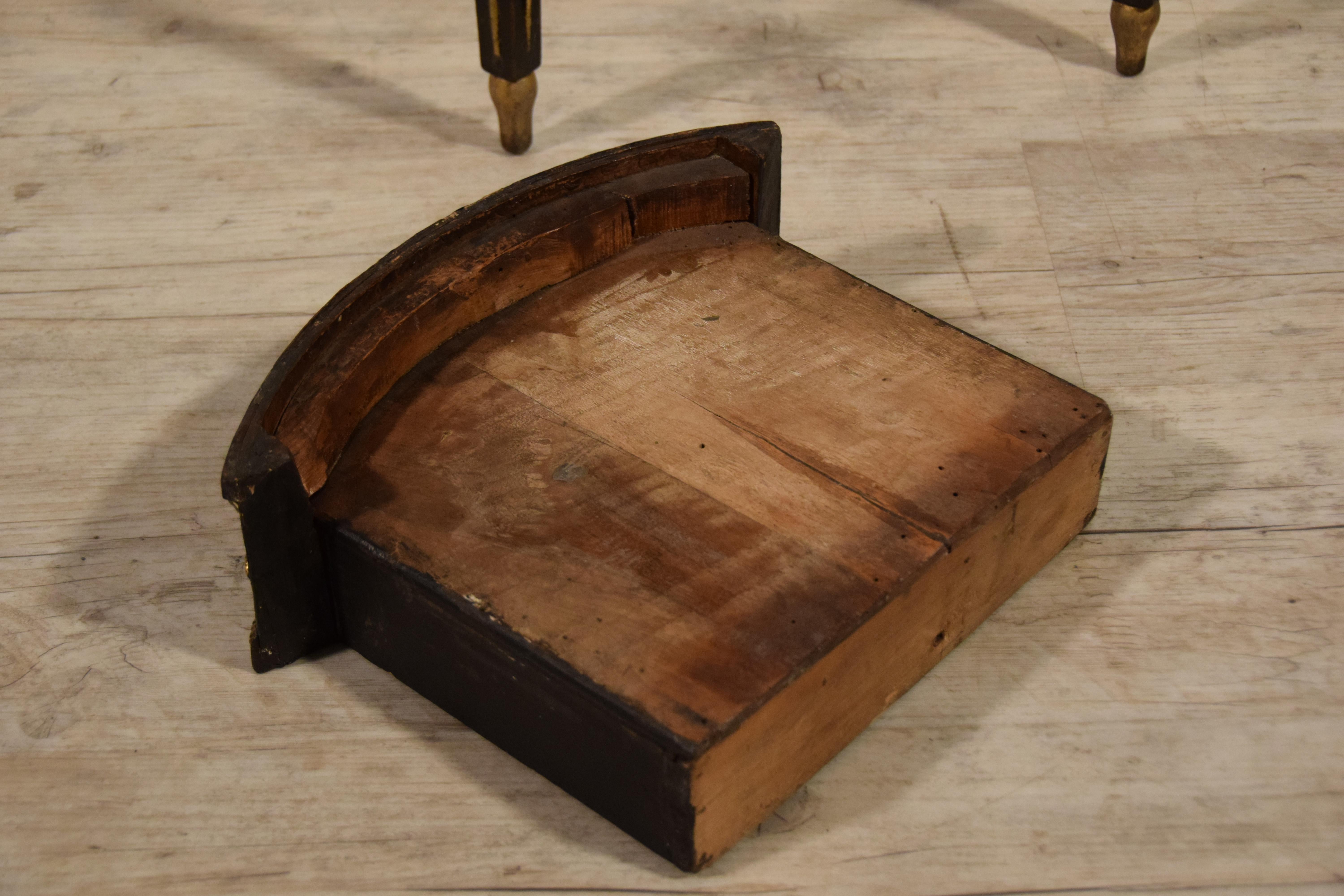 Table basse en bois sculpté et laqué italien néoclassique du XVIIIe siècle en vente 7