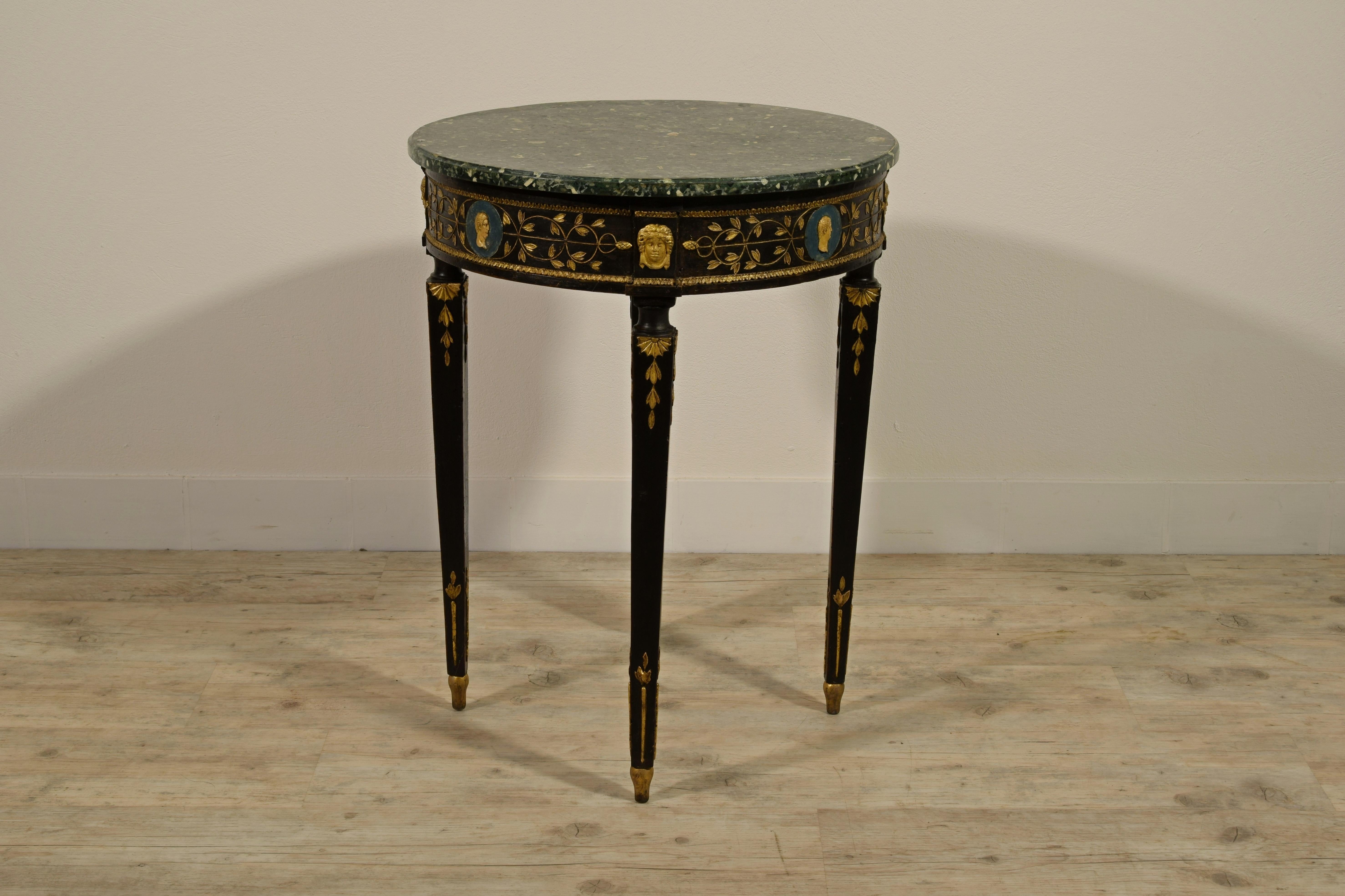 Néoclassique Table basse en bois sculpté et laqué italien néoclassique du XVIIIe siècle en vente