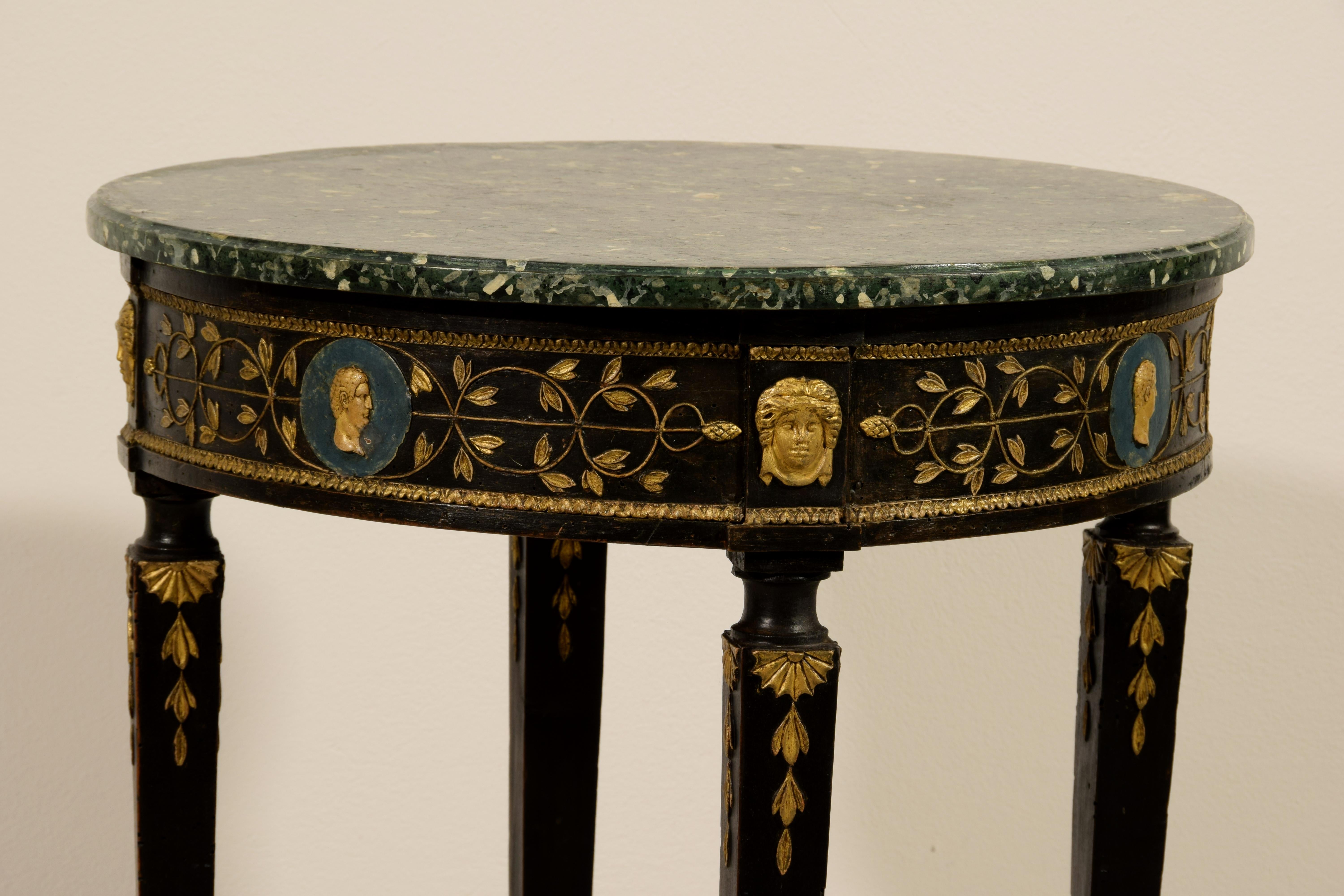 Européen Table basse en bois sculpté et laqué italien néoclassique du XVIIIe siècle en vente