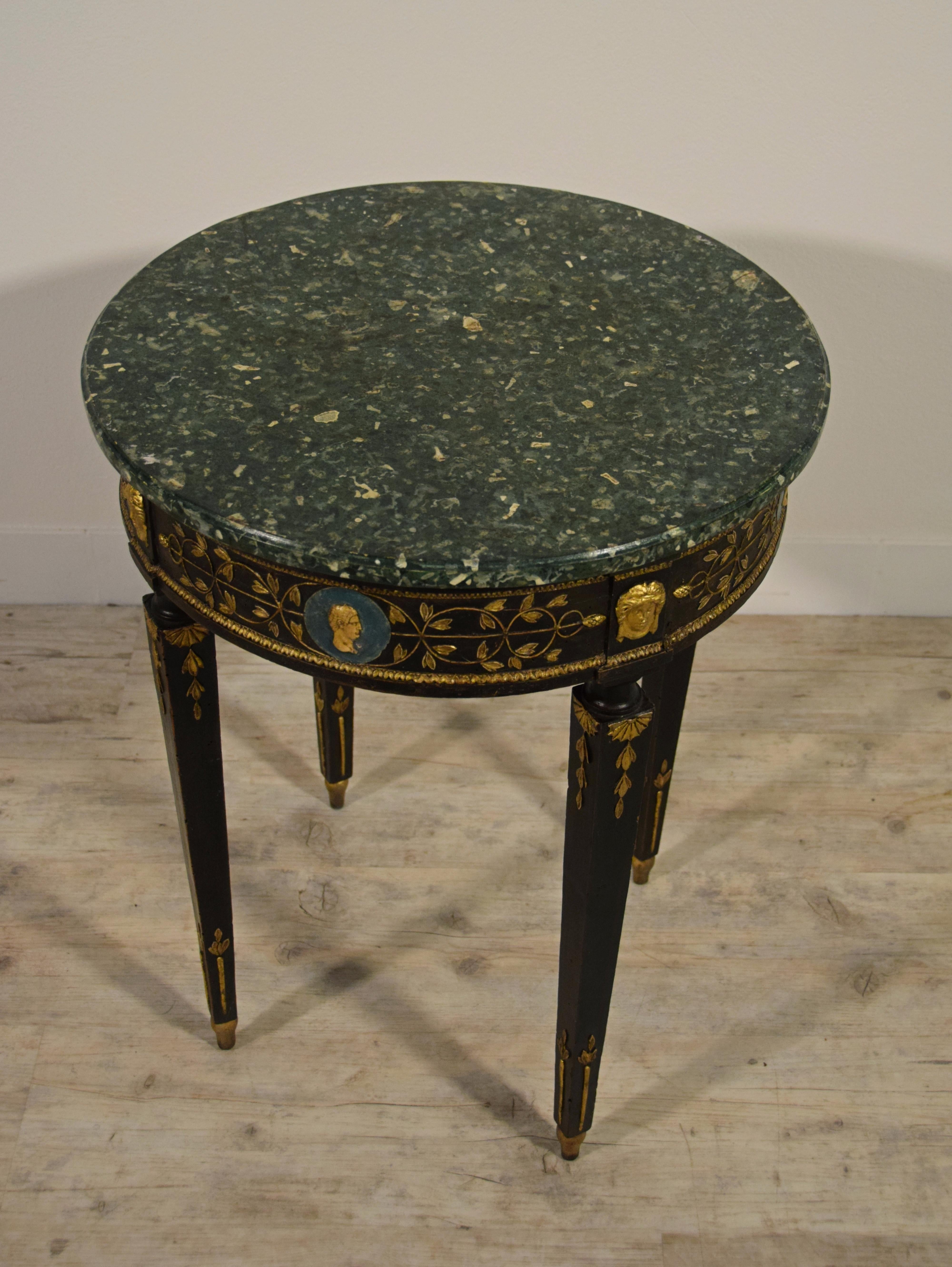 18th Century, Italian Neoclassical Carved and Lacquered Wood Coffee Table For Sale 1