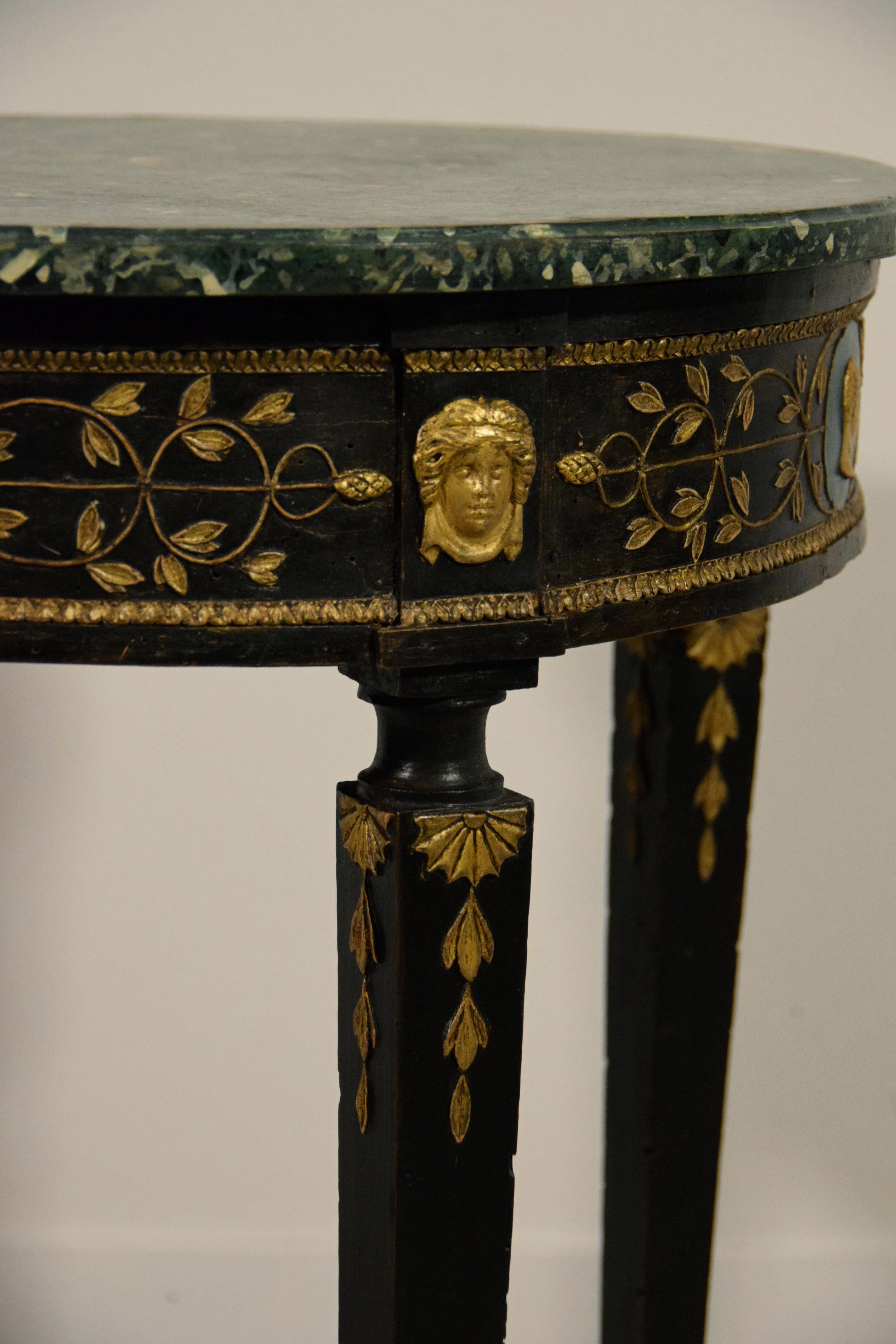 Table basse en bois sculpté et laqué italien néoclassique du XVIIIe siècle en vente 1