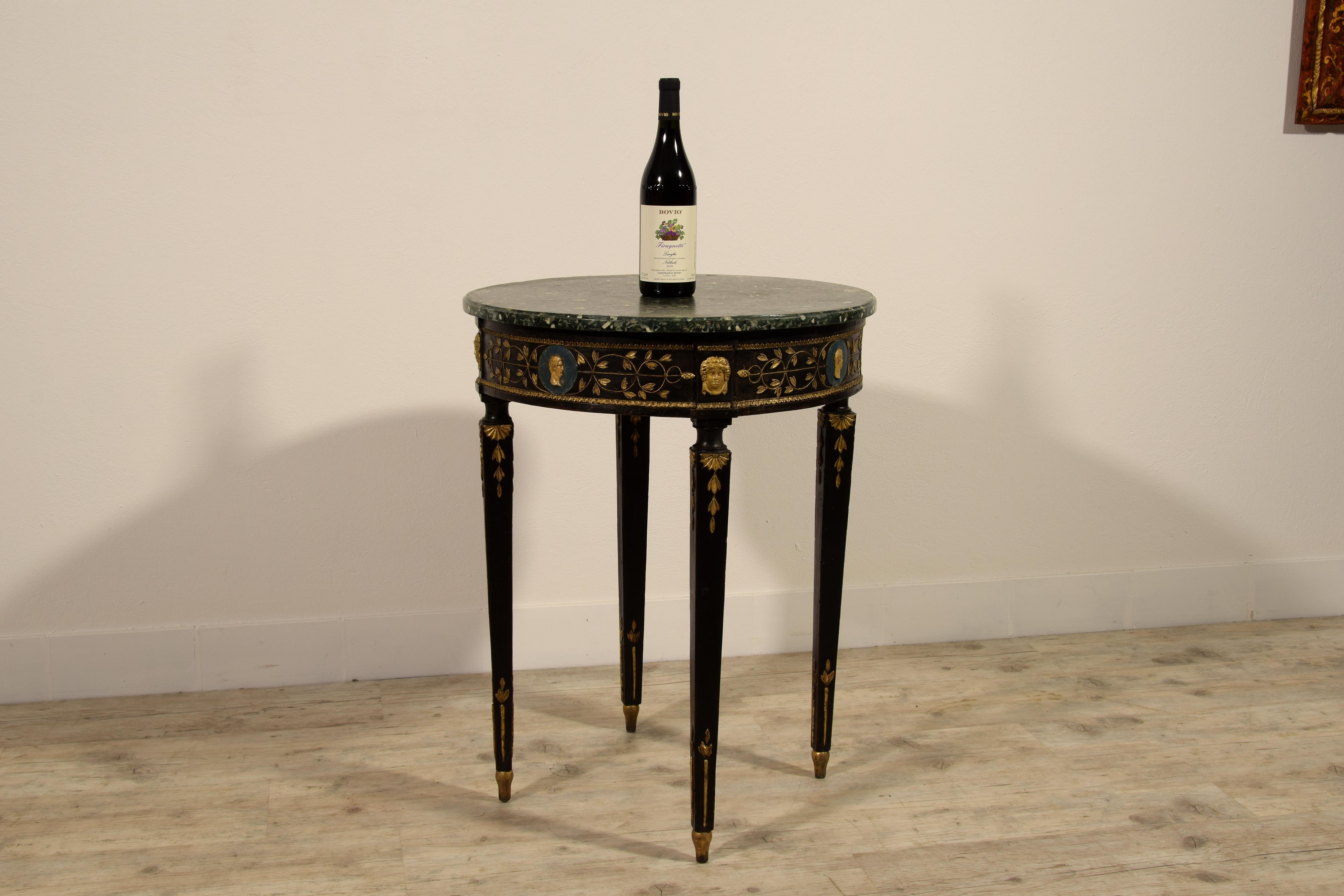 Table basse en bois sculpté et laqué italien néoclassique du XVIIIe siècle en vente 2
