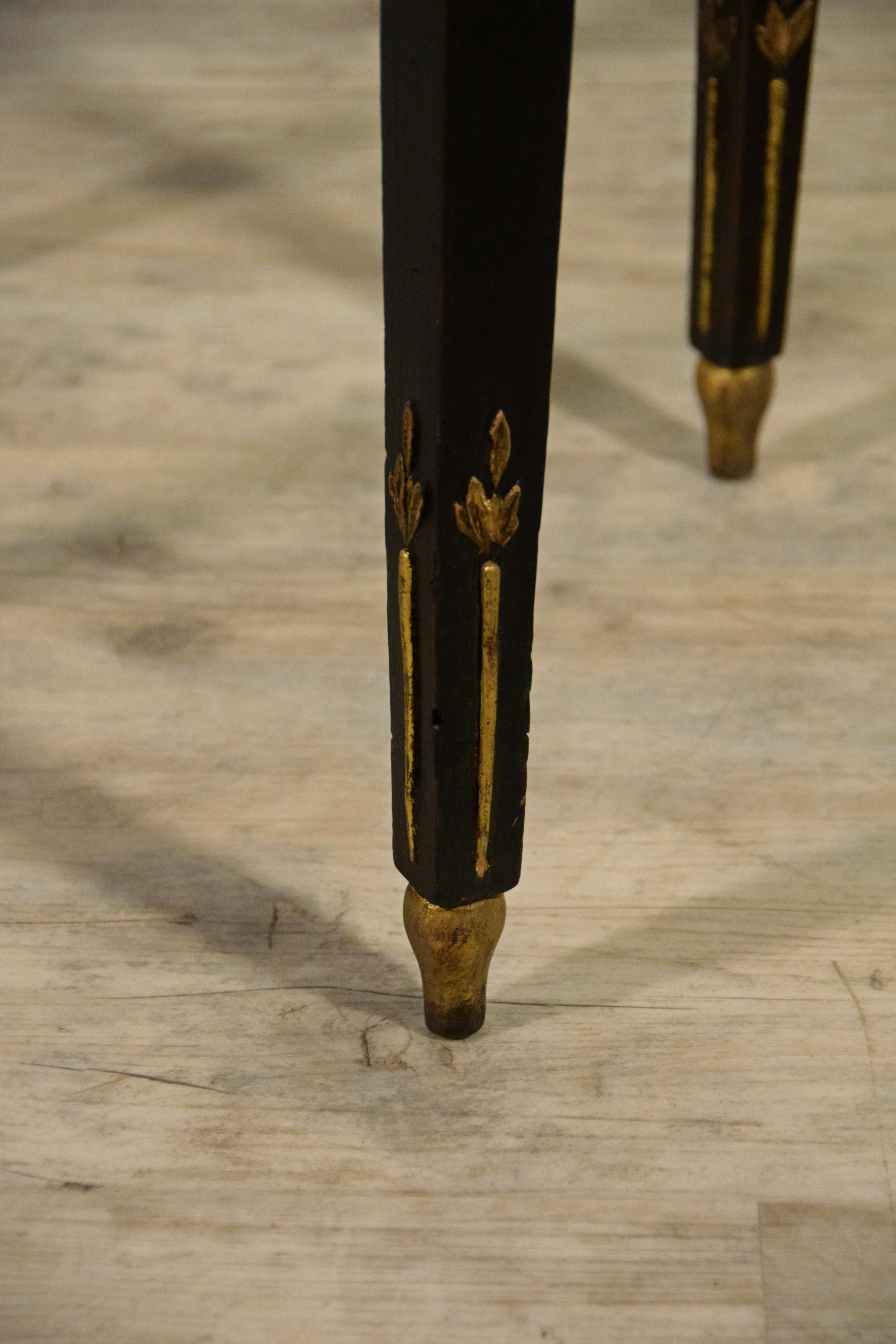 Table basse en bois sculpté et laqué italien néoclassique du XVIIIe siècle en vente 3