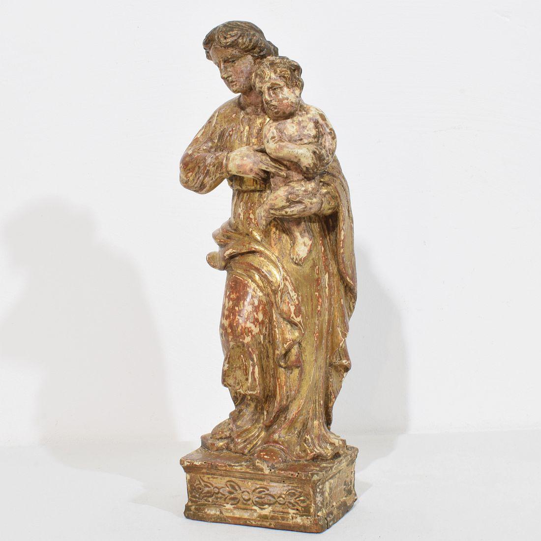 Belle madone néoclassique à l'enfant, patinée par les intempéries. Traces de couleur et de dorure d'origine visibles,
Italie, vers 1760-1800.
Petites pertes et réparations anciennes dues aux intempéries.
D'autres photos sont disponibles sur demande.