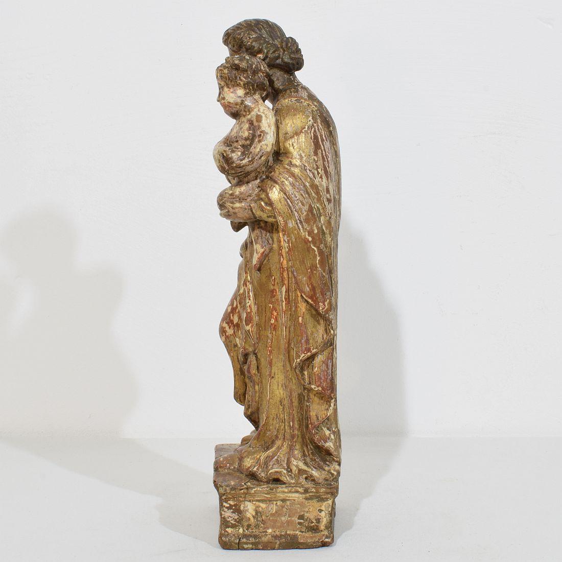 Italienische neoklassizistische geschnitzte Holz Madonna mit Kind aus dem 18. Jahrhundert im Zustand „Gut“ im Angebot in Buisson, FR