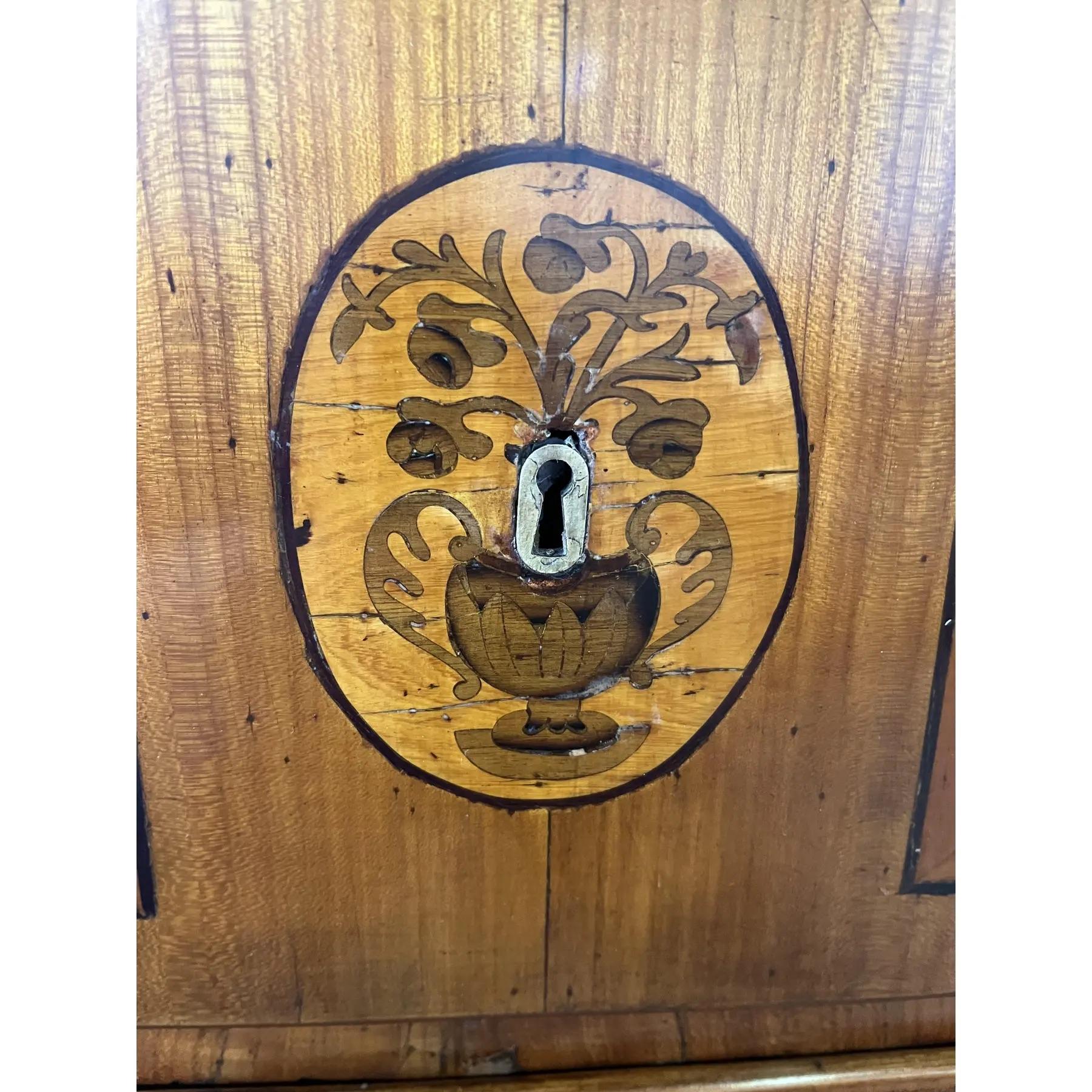 Cómoda neoclásica italiana de cerezo del siglo XVIII con incrustaciones en venta 5